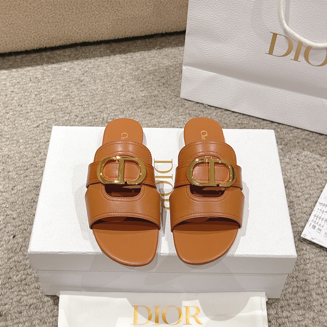 NO:167862,Purchase level!  Classic Dior metal CD letter hollow flat sandals, top-level version material on the market: imported calfskin imported   water-dyed sheepskin lining   Italian leather outsole   original molded pure copper hardware buckle. The effect on the feet is particularly beautiful!  Original reproduction!  Upper: Upper imported imported calfskin   water dyed sheepskin lining Italian A-grade leather outsole!  Heel height 1.5cm, size 34-43 (34, 40, 41, 42, 43 customized, non-return and exchange), slippers, dior, sandals, slippers, cowhide, sheepskin, Leather soles19860909代购级别！ 经典迪奥金属CD字母镂空平底凉鞋,市面顶级版本材质:鞋面进口进口小牛皮 水染羊皮内里 意大利真皮大底 原版开模纯铜五金扣 上脚效果特别美！原版复刻制作！ 鞋面: 鞋面进口进口小牛皮 水染羊皮内里 意大利A级真皮大底！ 跟高1.5cm 码数34-43（34,40,41,42,43定制不退换）,拖鞋,dior,sandals,slippers,cowhide,sheepskin,Leather soles,Women's Shoes