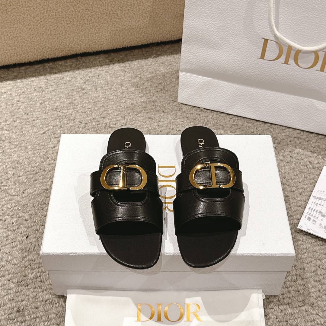 NO:167868,Purchase level!  Classic Dior metal CD letter hollow flat sandals, top-level version material on the market: imported calfskin imported   water-dyed sheepskin lining   Italian leather outsole   original molded pure copper hardware buckle. The effect on the feet is particularly beautiful!  Original reproduction!  Upper: Upper imported imported calfskin   water dyed sheepskin lining Italian A-grade leather outsole!  Heel height 1.5cm, size 34-43 (34, 40, 41, 42, 43 customized, non-return and exchange), slippers, dior, sandals, slippers, cowhide, sheepskin, Leather soles19860909代购级别！ 经典迪奥金属CD字母镂空平底凉鞋,市面顶级版本材质:鞋面进口进口小牛皮 水染羊皮内里 意大利真皮大底 原版开模纯铜五金扣 上脚效果特别美！原版复刻制作！ 鞋面: 鞋面进口进口小牛皮 水染羊皮内里 意大利A级真皮大底！ 跟高1.5cm 码数34-43（34,40,41,42,43定制不退换）,拖鞋,dior,sandals,slippers,cowhide,sheepskin,Leather soles,Women's Shoes