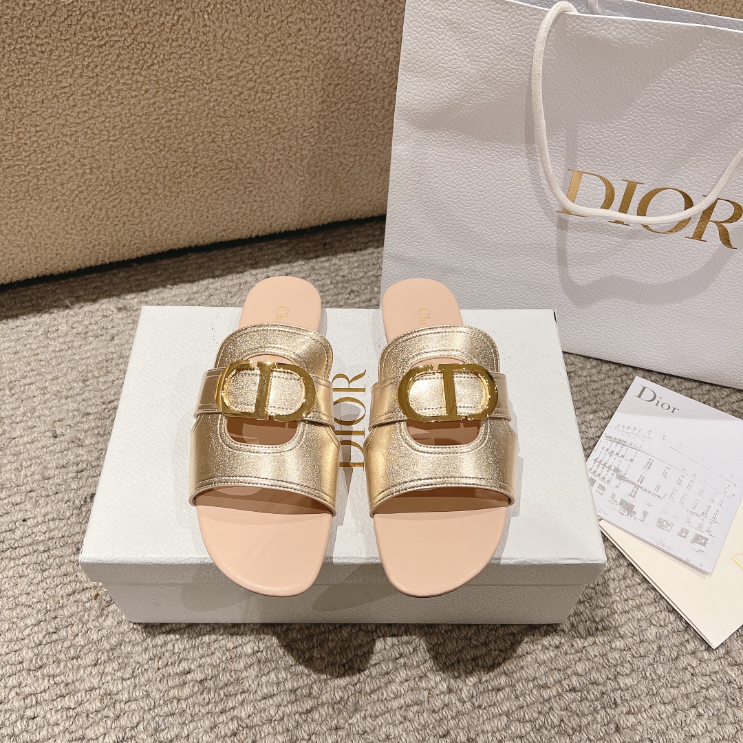 NO:167880,Purchase level!  Classic Dior metal CD letter hollow flat sandals, top-level version material on the market: imported calfskin imported   water-dyed sheepskin lining   Italian leather outsole   original molded pure copper hardware buckle. The effect on the feet is particularly beautiful!  Original reproduction!  Upper: Upper imported imported calfskin   water dyed sheepskin lining Italian A-grade leather outsole!  Heel height 1.5cm, size 34-43 (34, 40, 41, 42, 43 customized, non-return and exchange), slippers, dior, sandals, slippers, cowhide, sheepskin, Leather soles19860909代购级别！ 经典迪奥金属CD字母镂空平底凉鞋,市面顶级版本材质:鞋面进口进口小牛皮 水染羊皮内里 意大利真皮大底 原版开模纯铜五金扣 上脚效果特别美！原版复刻制作！ 鞋面: 鞋面进口进口小牛皮 水染羊皮内里 意大利A级真皮大底！ 跟高1.5cm 码数34-43（34,40,41,42,43定制不退换）,拖鞋,dior,sandals,slippers,cowhide,sheepskin,Leather soles,Women's Shoes