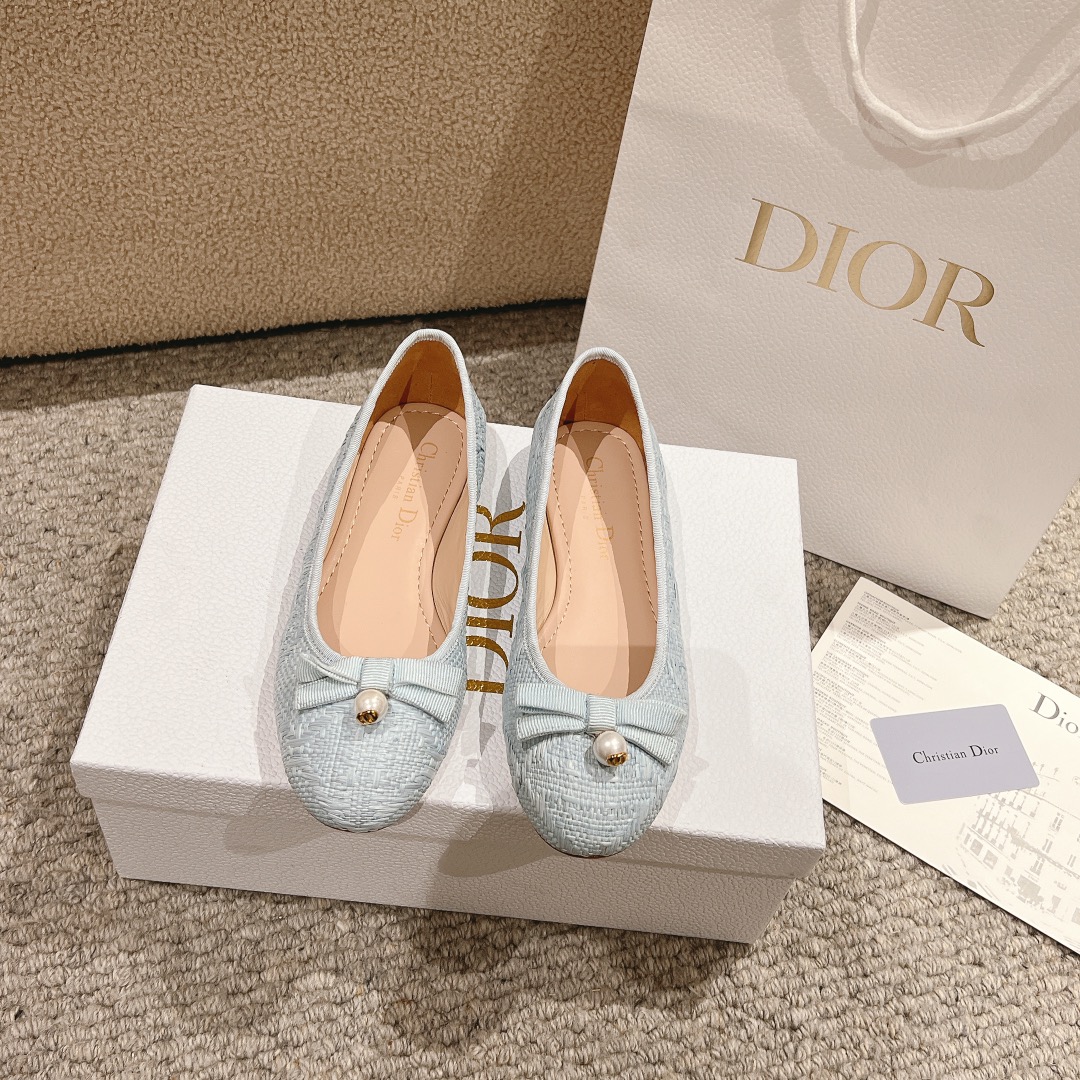 NO:167297,Purchase level!  Dior Dior ballet flats reinterpret classic patterns with Dior high-end custom elements. They are carefully crafted with new salads, decorated with rattan plaid patterns, exquisite grosgrain bows on the front, and white CD resin pearls. They are inspired by the iconic Dior Tribales earrings, which are unique. The main soft and comfortable ballet flats are equipped with padded leather insoles to create a casual look. The main body new salads inner sheep leather outsole outsole Italian A-grade leather outsole heel high flat heel, mid-heel height 3.5cm size 34-41 (34, 40, 41 custom-made, non-returned), ballet shoes, balenciaga, dior, dior, flats, earrings, sheepskin, Leather soles19860909代购级别！ 迪奥 Dior 芭蕾平底鞋以 Dior 高级定制元素重新演绎经典图案.采用新色拉菲草精心制作,饰以藤格纹图案,正面饰有精致的罗缎蝴蝶结,饰以白色 CD 树脂珍珠,灵感源自标志性的 Dior Tribales 耳环,别具一格.主打柔软舒适的芭蕾平底鞋配有带衬垫的皮革鞋垫,打造休闲的造型. 主体新色拉菲草 内里羊皮革 大底意大利A级真皮大底 跟高平跟、中跟高3.5cm 码数34-41（34,40,41定制不退换）,芭蕾舞鞋,balenciaga,dior,dior,flats,earrings,sheepskin,Leather soles,Women's Shoes