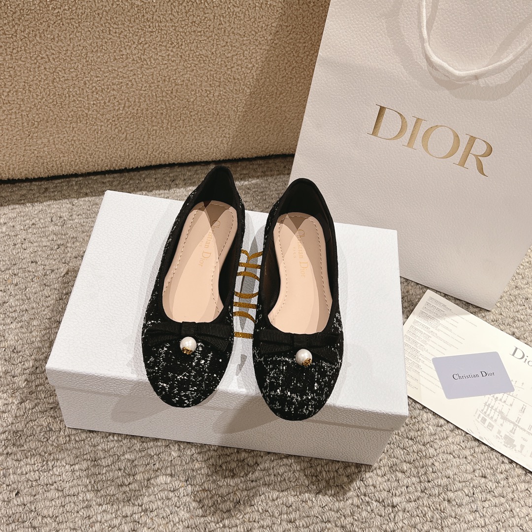 NO:167299,Purchase level!  Dior Dior ballet shoes reinterpret the classic style with the high-definition aesthetic of Dior. They are carefully crafted with black and white tweed embroidery cloth, decorated with rattan plaid patterns, and the upper is decorated with exquisite grosgrain bows, embellished with white CD resin beads inspired by classic Dior Tribales earrings, which is unique. The main soft and comfortable ballet flat shoes are equipped with padded leather insoles to create a casual look. The main body black and white tweed embroidery cloth inner sheepskin outsole Italian A-grade leather outsole Heel high flat heel, mid-heel height 3.5cm Size 34-41 (34, 40, 41 custom-made, non-returned), ballet shoes, balenciaga, dior, dior, flats, earrings, sheepskin, Leather soles19860909代购级别！ 迪奥 Dior 芭蕾鞋以 Dior 的高订美学,重新演绎经典风格.采用黑色和白色粗花呢绣布精心制作,饰以藤格纹图案,鞋面饰以精美的罗缎蝴蝶结,点缀以灵感源自经典 Dior Tribales 耳环的白色 CD 树脂珠饰,别具一格.主打柔软舒适的芭蕾平底鞋配有带衬垫的皮革鞋垫,打造休闲的造型. 主体黑色和白色粗花呢绣布 内里羊皮革 大底意大利A级真皮大底 跟高平跟、中跟高3.5cm 码数34-41（34,40,41定制不退换）,芭蕾舞鞋,balenciaga,dior,dior,flats,earrings,sheepskin,Leather soles,Women's Shoes