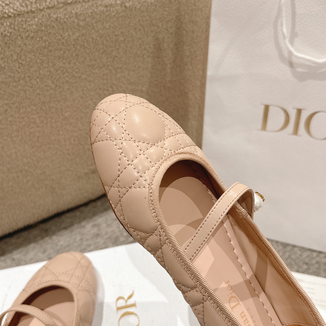 “Dior Ballet Shoes in Classic Leather with Stylish Pattern and Comfortable Sole – Luxury Italian Design” - 图片 7