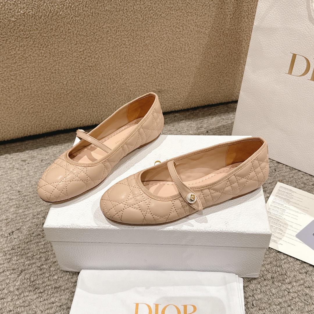 “Dior Ballet Shoes in Classic Leather with Stylish Pattern and Comfortable Sole – Luxury Italian Design” - 图片 2