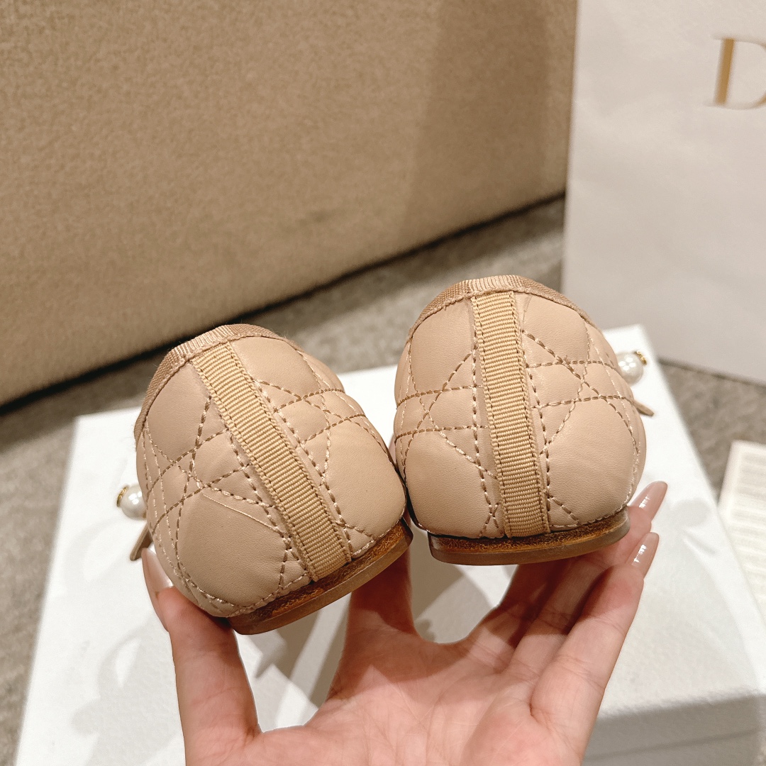 “Dior Ballet Shoes in Classic Leather with Stylish Pattern and Comfortable Sole – Luxury Italian Design” - 图片 8