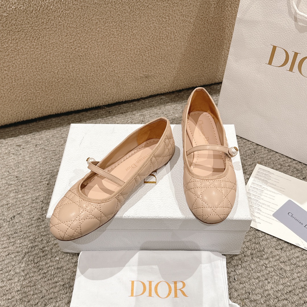 “Dior Ballet Shoes in Classic Leather with Stylish Pattern and Comfortable Sole – Luxury Italian Design” - 图片 3