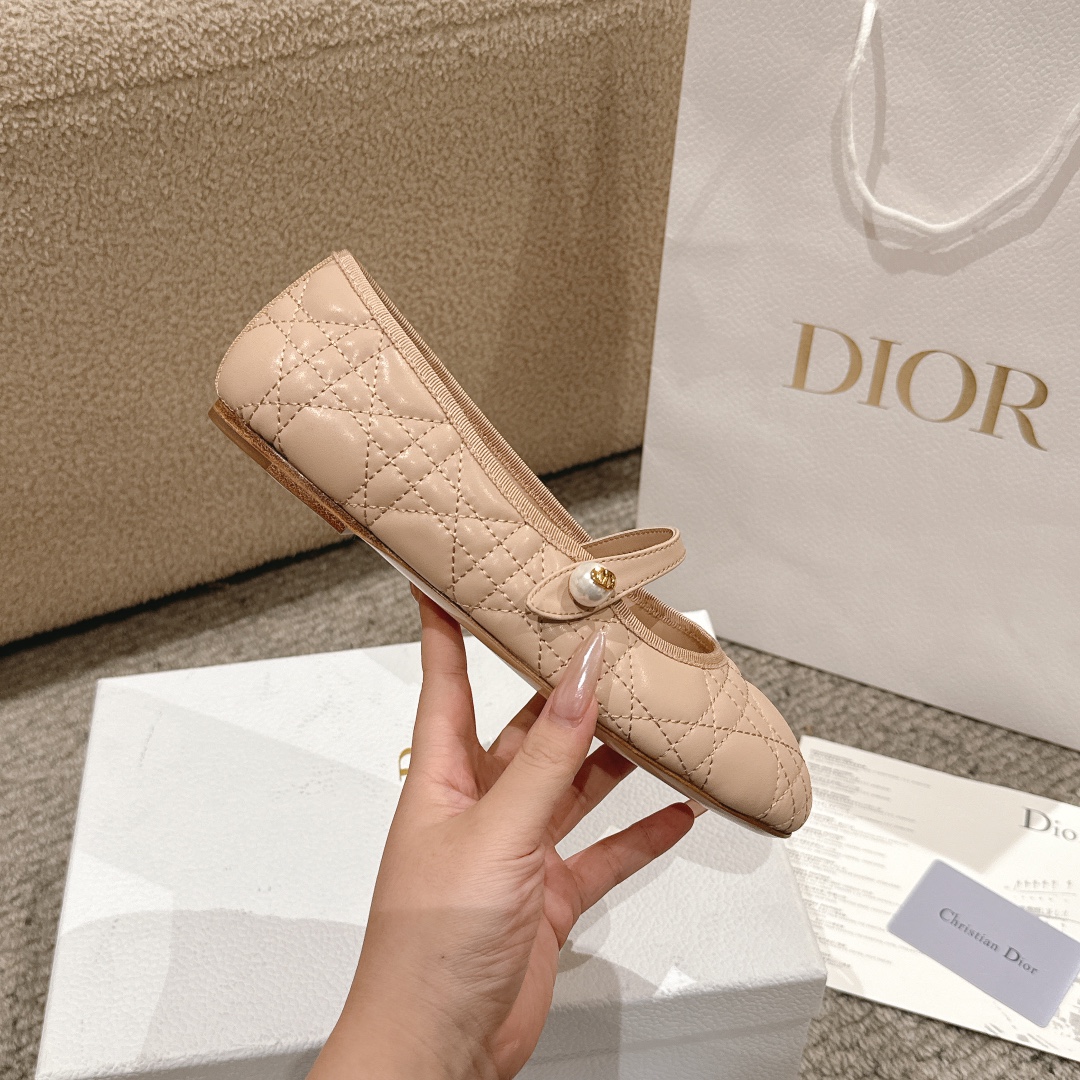 “Dior Ballet Shoes in Classic Leather with Stylish Pattern and Comfortable Sole – Luxury Italian Design” - 图片 6