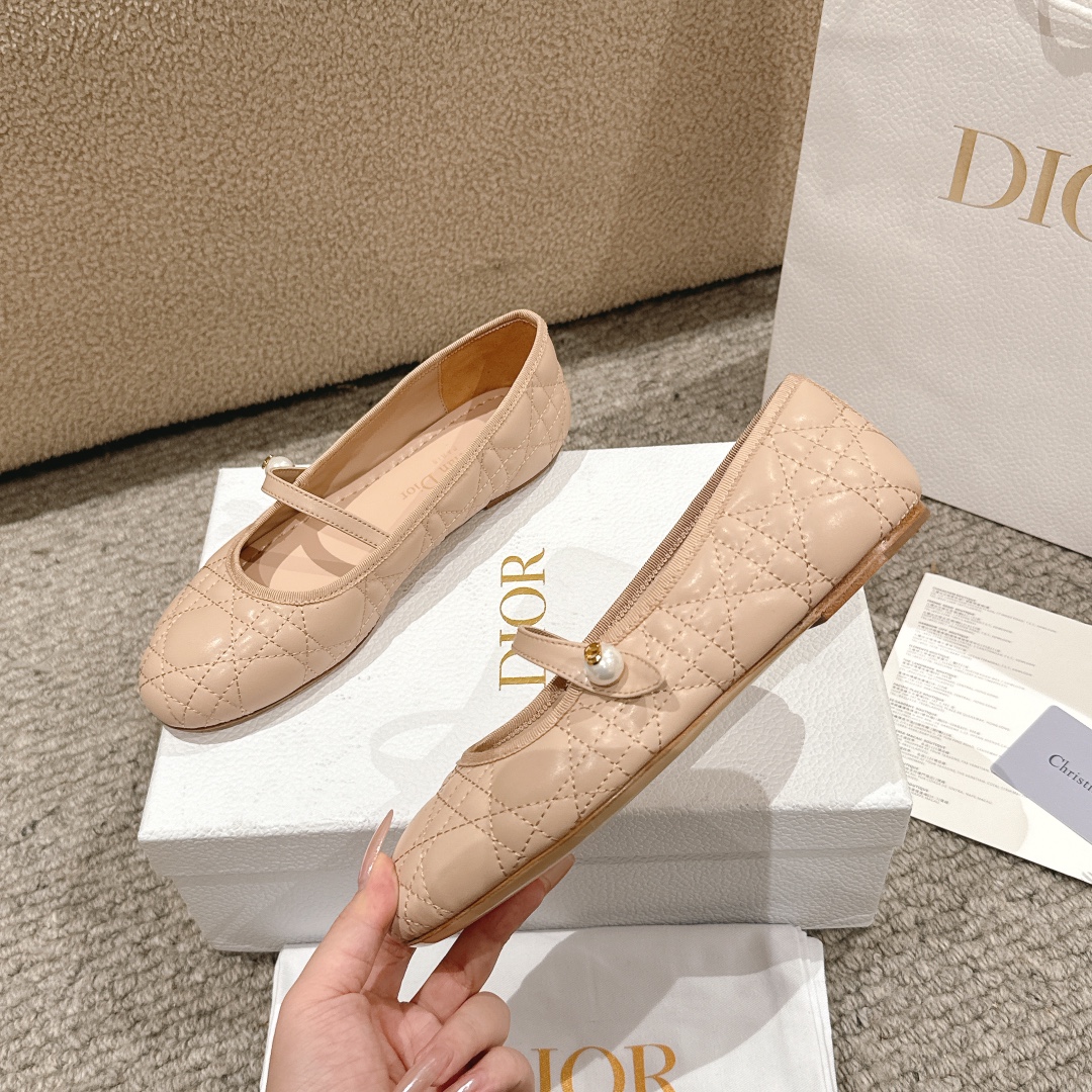 “Dior Ballet Shoes in Classic Leather with Stylish Pattern and Comfortable Sole – Luxury Italian Design” - 图片 5