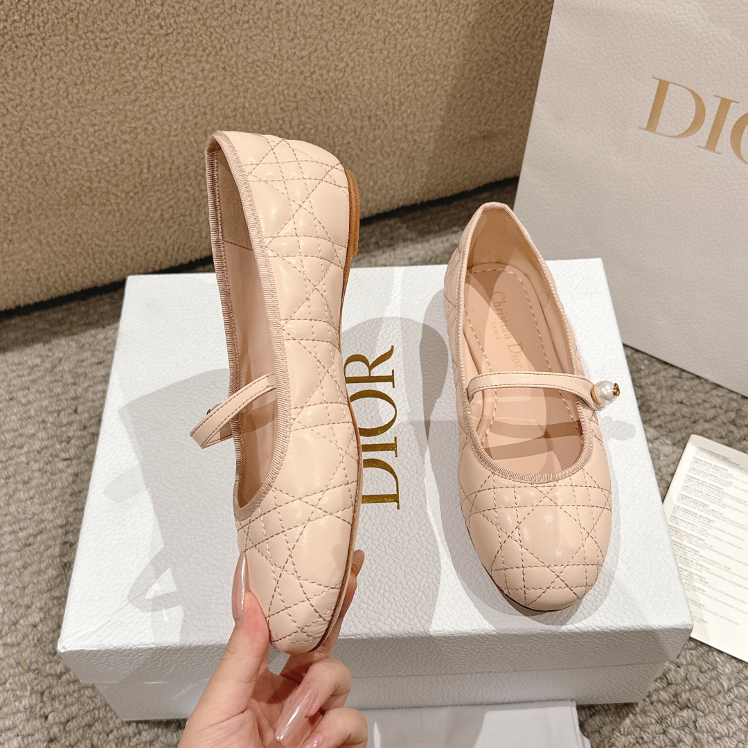 “Dior Ballet Shoes: Classic Aesthetic in Leather with Rosy Bow Tie and Comfortable Soles” - 图片 3