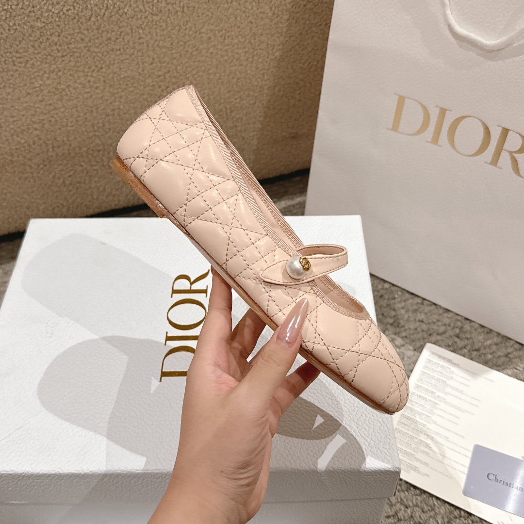 “Dior Ballet Shoes: Classic Aesthetic in Leather with Rosy Bow Tie and Comfortable Soles” - 图片 6
