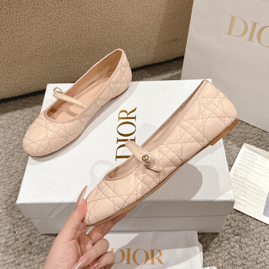 “Dior Ballet Shoes: Classic Aesthetic in Leather with Rosy Bow Tie and Comfortable Soles” - 图片 4