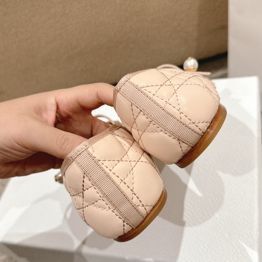 “Dior Ballet Shoes: Classic Aesthetic in Leather with Rosy Bow Tie and Comfortable Soles” - 图片 8