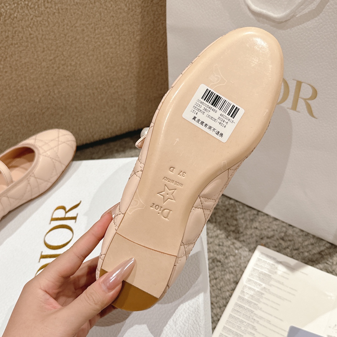 “Dior Ballet Shoes: Classic Aesthetic in Leather with Rosy Bow Tie and Comfortable Soles” - 图片 9
