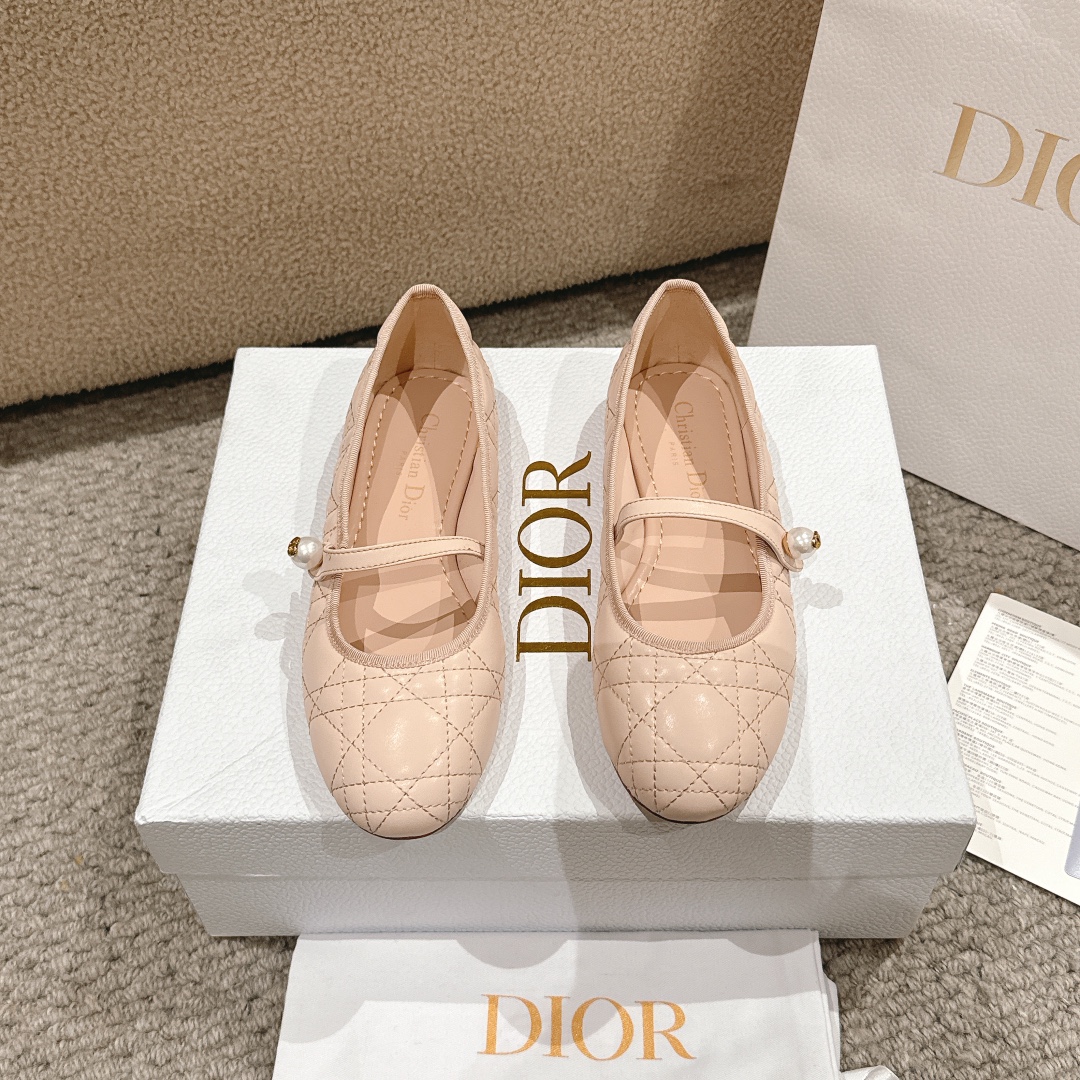“Dior Ballet Shoes: Classic Aesthetic in Leather with Rosy Bow Tie and Comfortable Soles” - 图片 1