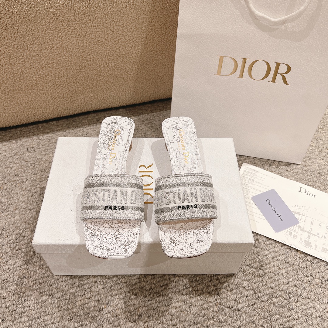 NO:253186,Purchase level! 『 New Color 』 The classic Dway heeled sandals are decorated with white and gold Dior Chardons patterns designed by Pietro Ruffo, showing the Scottish national flowers symbolizing protection, toughness and freedom. The upper is embroidered with golden metallic luster. Christian DiorParis logo embroidery, which is very sensible and can add a stylish style to various shapes, and can also be matched with other Dior Chardons pattern items in the series. Main ingredients: cotton and metal wire electric embroidery, goatskin lining. Leather insole Scottish national flowers pattern Outsole Italian A-grade leather outsole Heel high flat heel, mid-heel height 3.5cm Size 34-41 (34, 40, 41 custom-made non-return and exchange), slippers, dior, slippers, sheepskin, Leather soles19860909代购级别！ 『 新配色 』经典的 Dway 带跟凉拖饰以彼得罗鲁福（Pietro Ruffo）设计的白色和金色调 Dior Chardons 图案,展示象征看保护、韧性和自由的苏格兰国花.鞋面点缀以金色金属光泽线 Christian DiorParis 标志刺绣,富有辦识度,可为各式造型增添时尚风范,亦可与该系列的其他 Dior Chardons 图案单品搭配. 主要成分:棉和金属线电绣,山羊皮衬里. 皮革鞋垫苏格兰国花图案 大底意大利A级真皮大底 跟高平跟、中跟高3.5cm 码数34-41（34,40,41定制不退换）,拖鞋,dior,slippers,sheepskin,Leather soles,Women's Shoes