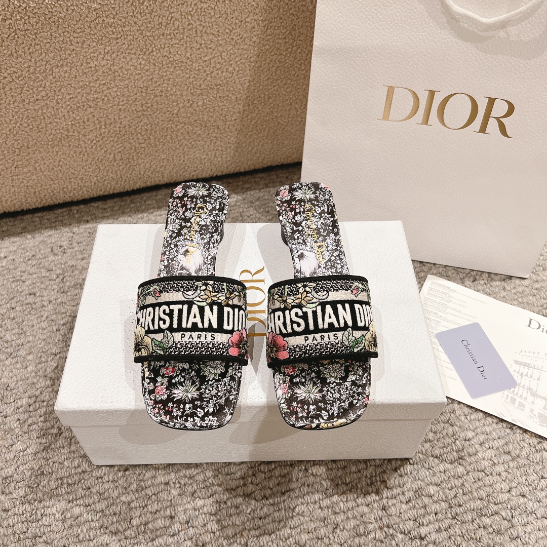NO:253220,Purchase level!  『New Color 』 Dior Dway slippers are a symbolic and timeless design, featuring a golden Millefiori unicorn pattern by Petro Rouf, showing the symbolic unicorns in Scottish mythology and are set against a romantic floral background. The upper is embroidered with a Dior Paris signature, providing an instant touch. Its streamlined tailoring makes it easy to wear and complete a relaxed look. This shoe can be paired with other Millefiori Unicorn series works in the series. Main ingredients: cotton and metal wire embroidery, goatskin lining, leather insole, Millefiori unicorn pattern Outsole Italian A-grade leather outsole Heel Heel Flat Heel, mid-heel height 3.5cm  Size 34-43 (34, 40, 41, 42, 43 customized, non-return and exchange), slippers, dior, slippers, sheepskin, Leather soles19860909代购级别！ 『 新配色 』迪奥Dway拖鞋是一个具有象征意义和永恒的设计,采用了彼得罗·鲁福的金色米勒菲奥里独角兽图案,展示了苏格兰神话中的象征独角兽,并以浪漫的花卉为背景.鞋面上绣有迪奥巴黎签名,提供一个即时识别的触摸.其流线型的剪裁让它很容易穿上,完成轻松的造型.这款鞋可以搭配该系列的其他Millefiori Unicorn系列作品. 主要成分:棉和金属线电绣,山羊皮衬里 皮革鞋垫,米勒菲奥里独角兽图案 大底意大利A级真皮大底 跟高平跟、中跟高3.5cm 码数34-43（34,40,41,42,43定制不退换）,拖鞋,dior,slippers,sheepskin,Leather soles,Women's Shoes