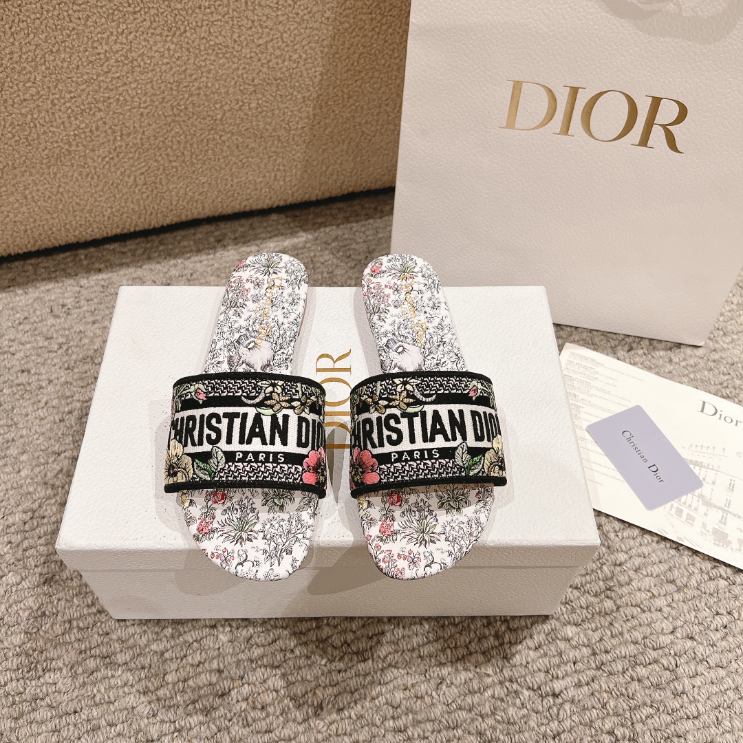 NO:253222,Purchase level!  『New Color 』 Dior Dway slippers are a symbolic and timeless design, featuring a golden Millefiori unicorn pattern by Petro Rouf, showing the symbolic unicorns in Scottish mythology and are set against a romantic floral background. The upper is embroidered with a Dior Paris signature, providing an instant touch. Its streamlined tailoring makes it easy to wear and complete a relaxed look. This shoe can be paired with other Millefiori Unicorn series works in the series. Main ingredients: cotton and metal wire embroidery, goatskin lining, leather insole, Millefiori unicorn pattern Outsole Italian A-grade leather outsole Heel Heel Flat Heel, mid-heel height 3.5cm  Size 34-43 (34, 40, 41, 42, 43 customized, non-return and exchange), slippers, dior, slippers, sheepskin, Leather soles19860909代购级别！ 『 新配色 』迪奥Dway拖鞋是一个具有象征意义和永恒的设计,采用了彼得罗·鲁福的金色米勒菲奥里独角兽图案,展示了苏格兰神话中的象征独角兽,并以浪漫的花卉为背景.鞋面上绣有迪奥巴黎签名,提供一个即时识别的触摸.其流线型的剪裁让它很容易穿上,完成轻松的造型.这款鞋可以搭配该系列的其他Millefiori Unicorn系列作品. 主要成分:棉和金属线电绣,山羊皮衬里 皮革鞋垫,米勒菲奥里独角兽图案 大底意大利A级真皮大底 跟高平跟、中跟高3.5cm 码数34-43（34,40,41,42,43定制不退换）,拖鞋,dior,slippers,sheepskin,Leather soles,Women's Shoes