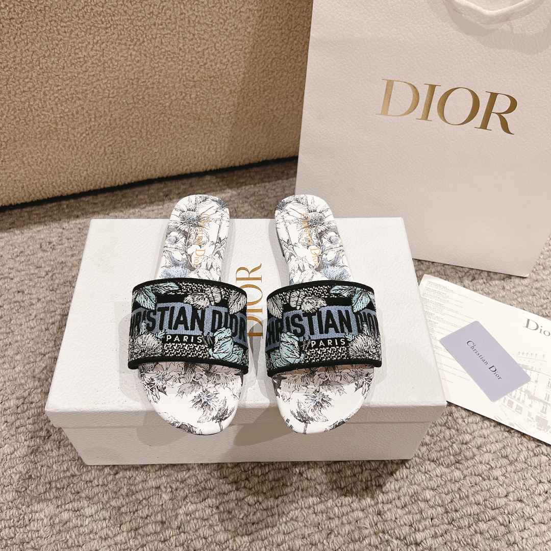 NO:253209,Purchase level!  『 New Color 』 Dior Dway slippers is a symbolic and timeless design, using white and blue Dior Chardons patterns designed by Petro Rouf, showing symbolic flowers that symbolize protection, toughness and freedom in Scotland. Its streamlined tailoring makes it easy to wear and complete a relaxed look. This shoe can be matched with other Millefiori Unicorn series works in the series. Main ingredients: cotton and metal wire embroidery, goatskin lining Dior Chardon leather insoles Outsole Italian A-grade leather outsole Heel high flat heel, mid-heel height 3.5cm Size 34-43 (34, 40, 41, 42, 43 custom-made non-return), slippers, dior, slippers, sheepskin, Leather soles19860909代购级别！ 『 新配色 』迪奥Dway拖鞋是一个具有象征意义和永恒的设计,采用了彼得罗·鲁福设计的的白色和蓝色迪奥Chardons图案,展示了苏格兰象征保护、韧性和自由的象征性花朵.并以浪漫的花卉为背景.其流线型的剪裁让它很容易穿上,完成轻松的造型.这款鞋可以搭配该系列的其他Millefiori Unicorn系列作品. 主要成分:棉和金属线电绣,山羊皮衬里 迪奥夏尔登皮革鞋垫 大底意大利A级真皮大底 跟高平跟、中跟高3.5cm 码数34-43（34,40,41,42,43定制不退换）,拖鞋,dior,slippers,sheepskin,Leather soles,Women's Shoes