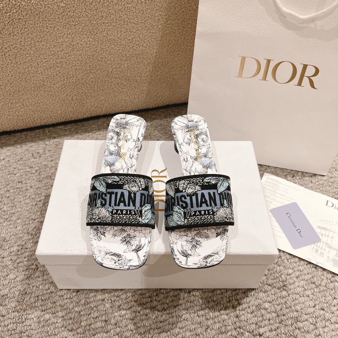 NO:253211,Purchase level!  『 New Color 』 Classic Dior Dway slippers is a symbolic and timeless design, using white and blue Dior Chardons patterns designed by Petro Rouf, showing symbolic flowers that symbolize protection, toughness and freedom in Scotland. Its streamlined tailoring makes it easy to wear and complete a relaxed look. This shoe can be matched with other Millefiori Unicorn series works in the series. Main ingredients: cotton and metal wire embroidery, goatskin lining Dior Chardon leather insoles Outsole Italian A-grade leather outsole Heel high flat heel, mid-heel height 3.5cm Size 34-43 (34, 40, 41, 42, 43 custom-made non-return), slippers, dior, slippers, sheepskin, Leather soles19860909代购级别！ 『 新配色 』经典迪奥Dway拖鞋是一个具有象征意义和永恒的设计,采用了彼得罗·鲁福设计的的白色和蓝色迪奥Chardons图案,展示了苏格兰象征保护、韧性和自由的象征性花朵.并以浪漫的花卉为背景.其流线型的剪裁让它很容易穿上,完成轻松的造型.这款鞋可以搭配该系列的其他Millefiori Unicorn系列作品. 主要成分:棉和金属线电绣,山羊皮衬里 迪奥夏尔登皮革鞋垫 大底意大利A级真皮大底 跟高平跟、中跟高3.5cm 码数34-43（34,40,41,42,43定制不退换）,拖鞋,dior,slippers,sheepskin,Leather soles,Women's Shoes