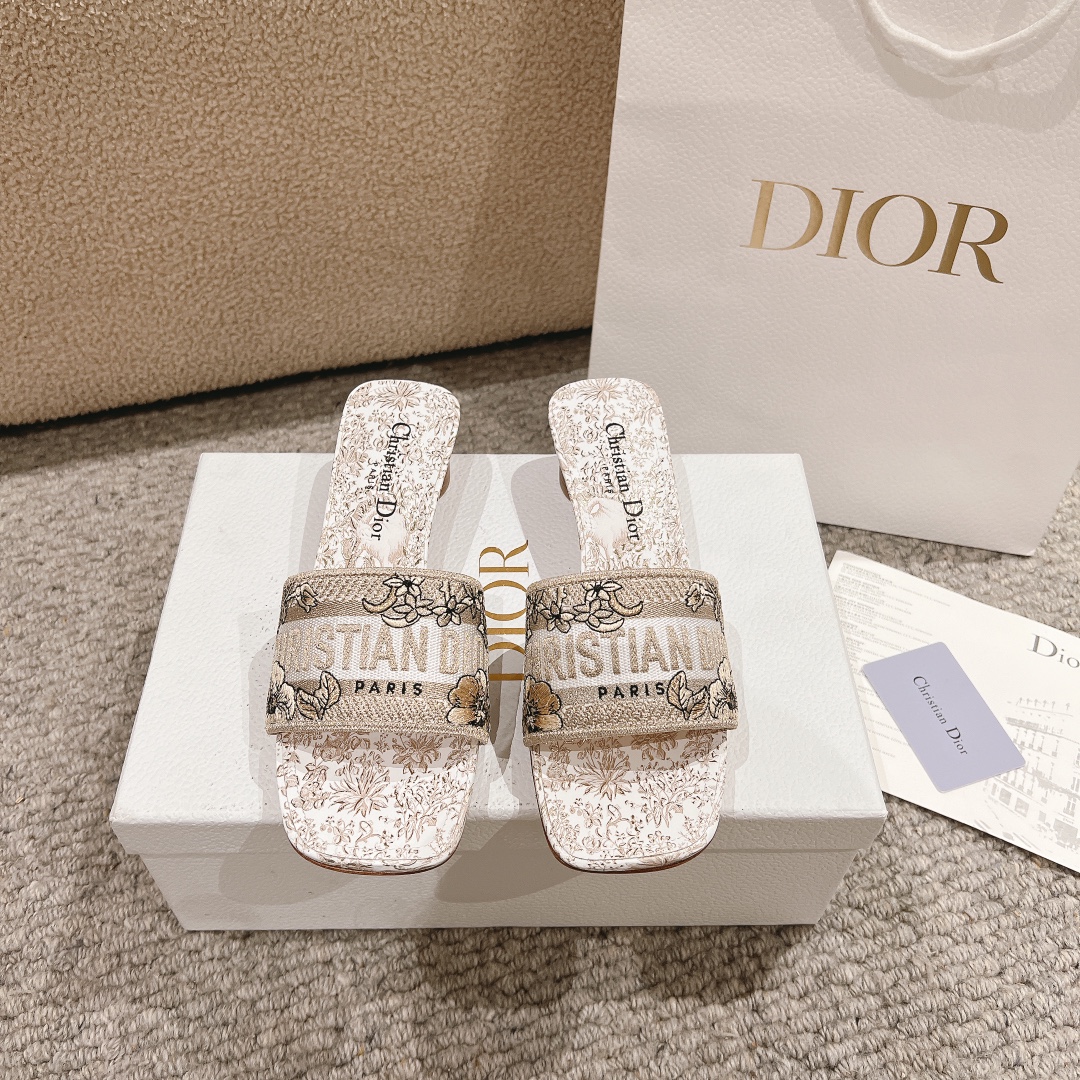 NO:253207,Purchase level!  『New Color 』 Dior Dway slippers are a symbolic and timeless design, featuring a golden Millefiori unicorn pattern by Petro Rouf, showing the symbolic unicorns in Scottish mythology and are set against a romantic floral background. The upper is embroidered with a Dior Paris signature, providing an instant touch. Its streamlined tailoring makes it easy to wear and complete a relaxed look. This shoe can be paired with other Millefiori Unicorn series works in the series. Main ingredients: cotton and metal wire embroidery, goatskin lining, leather insole, Millefiori unicorn pattern Outsole Italian A-grade leather outsole Heel Heel Flat Heel, mid-heel height 3.5cm  Size 34-43 (34, 40, 41, 42, 43 customized, non-return and exchange), slippers, dior, slippers, sheepskin, Leather soles19860909代购级别！ 『 新配色 』迪奥Dway拖鞋是一个具有象征意义和永恒的设计,采用了彼得罗·鲁福的金色米勒菲奥里独角兽图案,展示了苏格兰神话中的象征独角兽,并以浪漫的花卉为背景.鞋面上绣有迪奥巴黎签名,提供一个即时识别的触摸.其流线型的剪裁让它很容易穿上,完成轻松的造型.这款鞋可以搭配该系列的其他Millefiori Unicorn系列作品. 主要成分:棉和金属线电绣,山羊皮衬里 皮革鞋垫,米勒菲奥里独角兽图案 大底意大利A级真皮大底 跟高平跟、中跟高3.5cm 码数34-43（34,40,41,42,43定制不退换）,拖鞋,dior,slippers,sheepskin,Leather soles,Women's Shoes