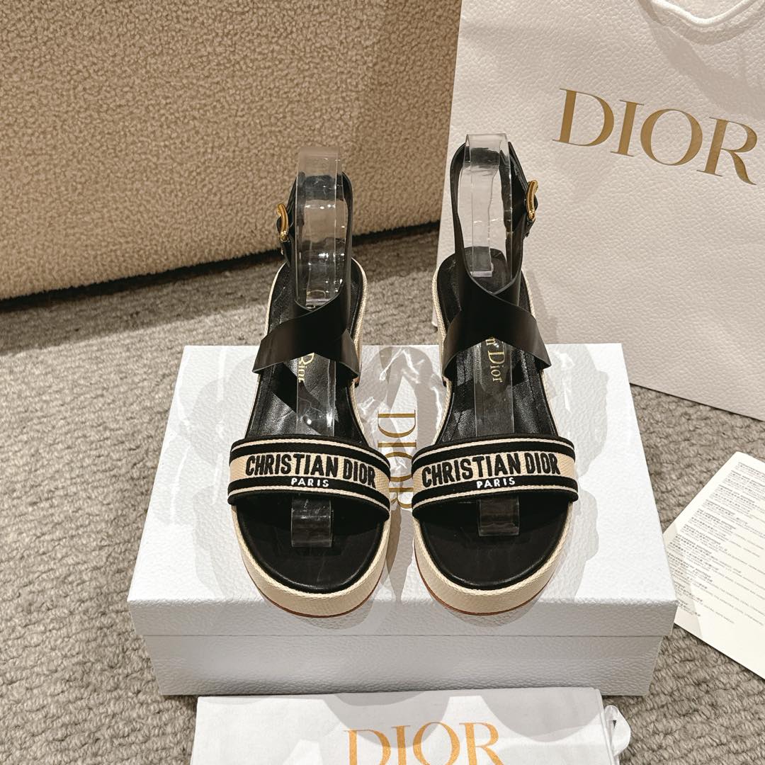 NO:167295,Purchase level!  Dior Dior Spring and Summer Show new iviera Dway cross-belt high heels women's shoes Classic Dior letter logo three-dimensional embroidered open-toed sandals Celebrity same thick heel round toe thick sole shoes Market top version Material upper imported high temperature water-soluble electric embroidery fabric / imported calfskin   water dyed sheepskin lining   Italian genuine leather outsole Block heel 7 cm, water platform 2.5 cm Size 35-41 (40,41 custom-made non-return and exchange), sandals, dior, dior, sandals, cowhide, sheepskin, Leather soles19860909代购级别！ 迪奥 Dior 春夏走秀新款 iviera Dway 交叉带高跟女鞋 经典迪奥字母logo立体刺绣露趾凉鞋 明星同款粗跟圆头厚底鞋 市场顶级版本 材质鞋面进口高温水溶电绣面料/进口小牛皮 水染羊皮内里 意大利真皮大底 块状鞋跟7厘米、水台2.5厘米 码数35-41（40,41定制不退换）,凉鞋,dior,dior,sandals,cowhide,sheepskin,Leather soles,Women's Shoes