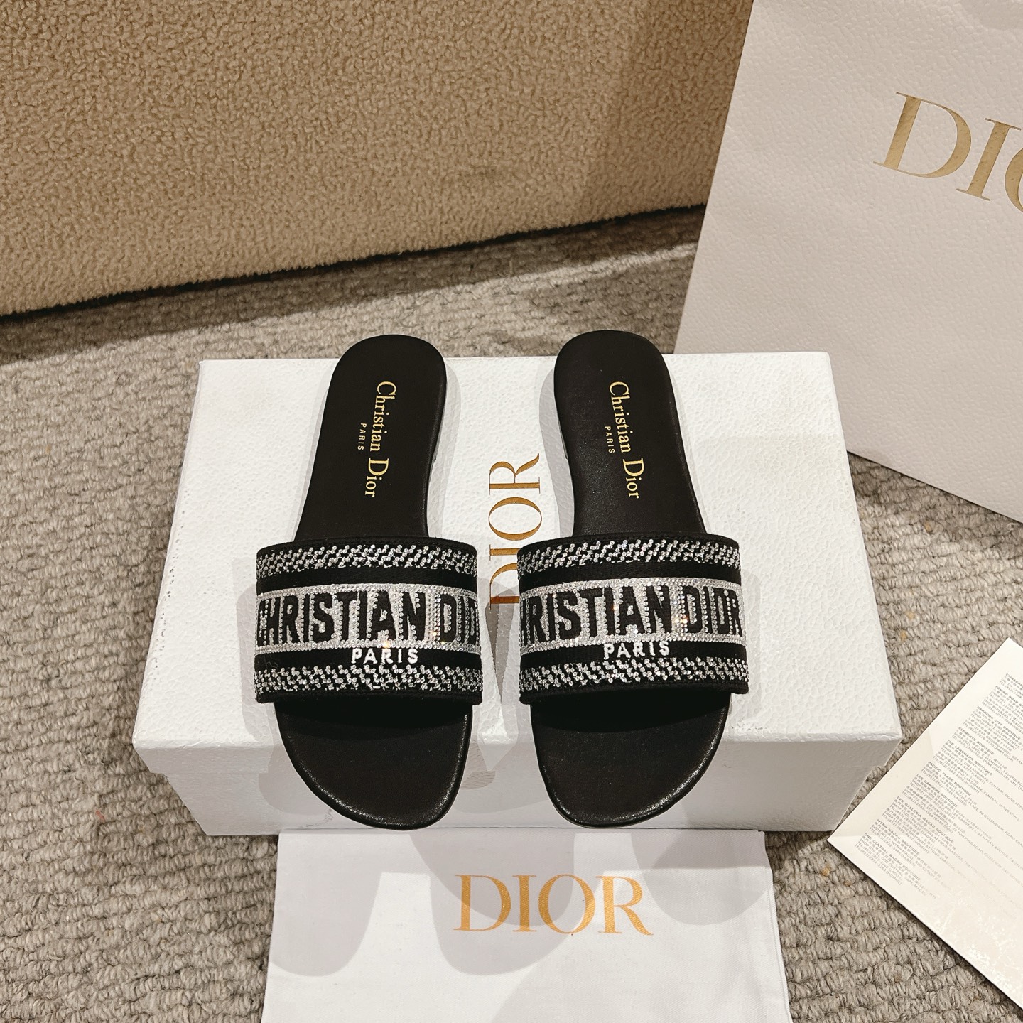 NO:253213,Purchase level!  The classic Dway slippers are a classic item. They are carefully crafted from elegant classic cotton fabrics, embroidered with metallic luster threads, and are embroidered with silver tones. The upper is embroidered with Christian Dior Paris logo, which is eye-catching and versatile. It can be matched with various outfits to create a delicate look. Outsole Italian A-grade leather outsole with high flat heel size 34-43 (34, 40, 41, 42, 43 custom-made, non-return and exchange), slippers, dior, slippers, Leather soles19860909代购级别！ 经典的 Dway 拖鞋是一款经典单品.采用优雅的经典色棉质面料精心制作,饰以金属光泽线刺绣,点缀以银色调仿水晶.鞋面饰以Christian Dior Paris标志刺绣,醒目百搭.可与各式装扮搭配,打造精致的造型. 大底意大利A级真皮大底 跟高平跟 码数34-43（34,40,41,42,43定制不退换）,拖鞋,dior,slippers,Leather soles,Women's Shoes
