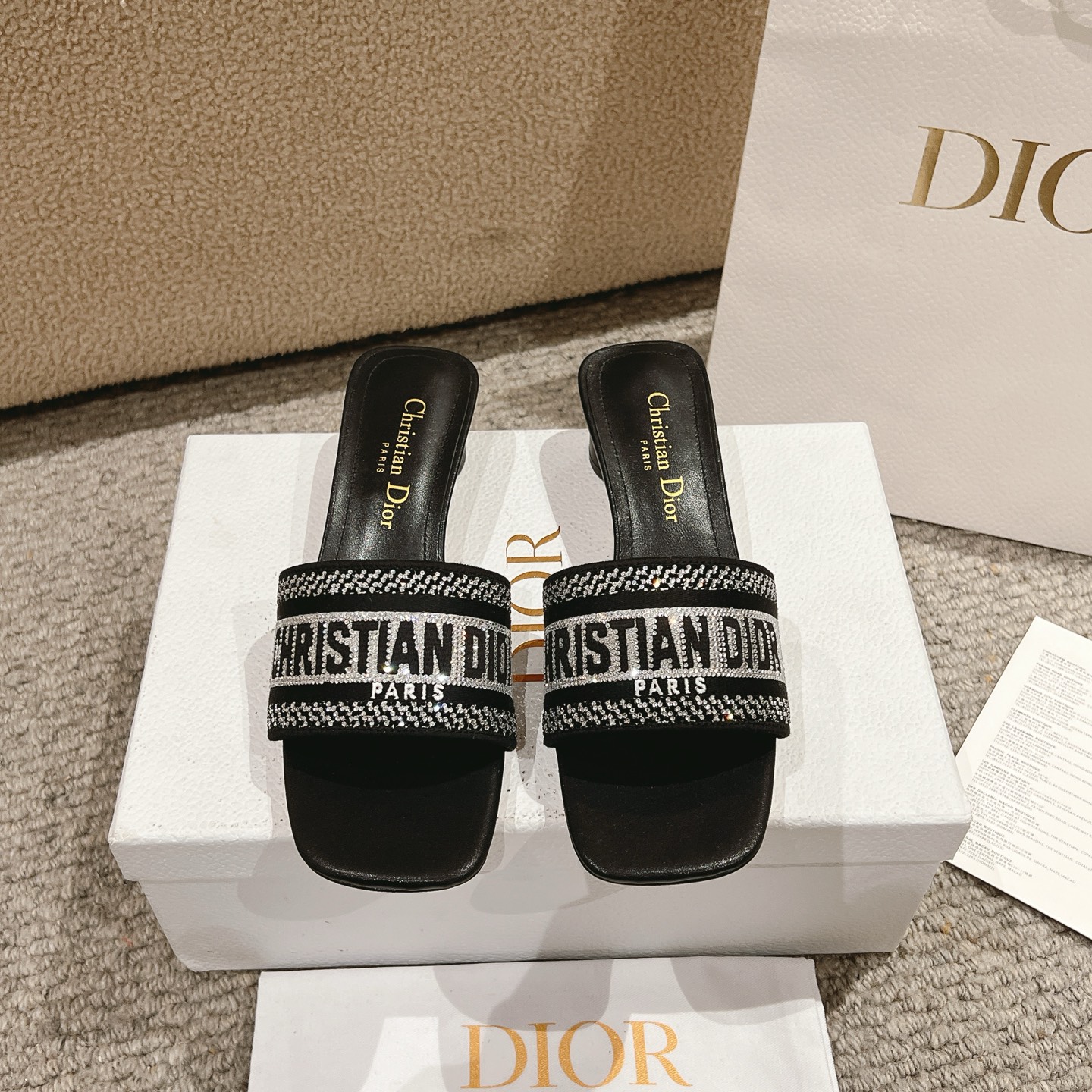 NO:253216,Purchase level!  The classic Dway slippers are a classic item. They are carefully crafted from elegant classic cotton fabrics, embroidered with metallic luster threads, and are embroidered with silver tones. The upper is embroidered with Christian Dior Paris logo, which is eye-catching and versatile. It can be matched with various outfits to create a delicate look. Outsole Italian A-grade leather outsole Heel height 3.5cm Size 34-43 (34, 40, 41, 42, 43 custom-made, non-return and exchange), slippers, dior, slippers, Leather soles19860909代购级别！ 经典的 Dway 拖鞋是一款经典单品.采用优雅的经典色棉质面料精心制作,饰以金属光泽线刺绣,点缀以银色调仿水晶.鞋面饰以Christian Dior Paris标志刺绣,醒目百搭.可与各式装扮搭配,打造精致的造型. 大底意大利A级真皮大底 跟高3.5cm 码数34-43（34,40,41,42,43定制不退换）,拖鞋,dior,slippers,Leather soles,Women's Shoes