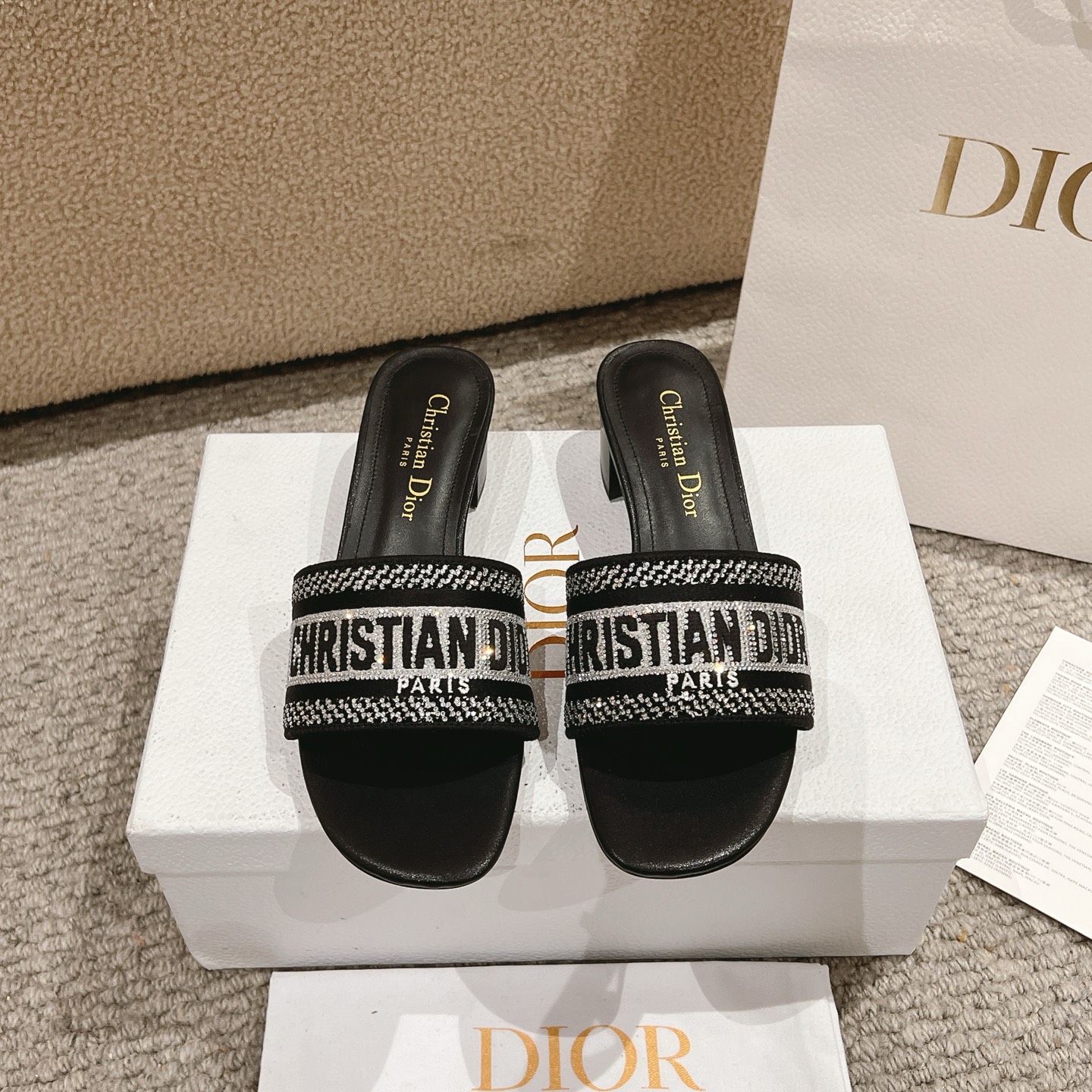 NO:253217,Purchase level!  The classic Dway slippers are a classic item. They are carefully crafted from elegant classic cotton fabrics, embroidered with metallic luster threads, and embellished with silver tones. The upper is embroidered with Christian Dior Paris logo, which is eye-catching and versatile. It can be matched with various outfits to create a delicate look. Outsole Italian A-grade leather outsole Heel height 4.5cm Size 34-43 (34, 40, 41, 42, 43 custom-made, non-return and exchange), slippers, dior, slippers, Leather soles19860909代购级别！ 经典的 Dway 拖鞋是一款经典单品.采用优雅的经典色棉质面料精心制作,饰以金属光泽线刺绣,点缀以银色调仿水晶.鞋面饰以Christian Dior Paris标志刺绣,醒目百搭.可与各式装扮搭配,打造精致的造型. 大底意大利A级真皮大底 跟高4.5cm 码数34-43（34,40,41,42,43定制不退换）,拖鞋,dior,slippers,Leather soles,Women's Shoes