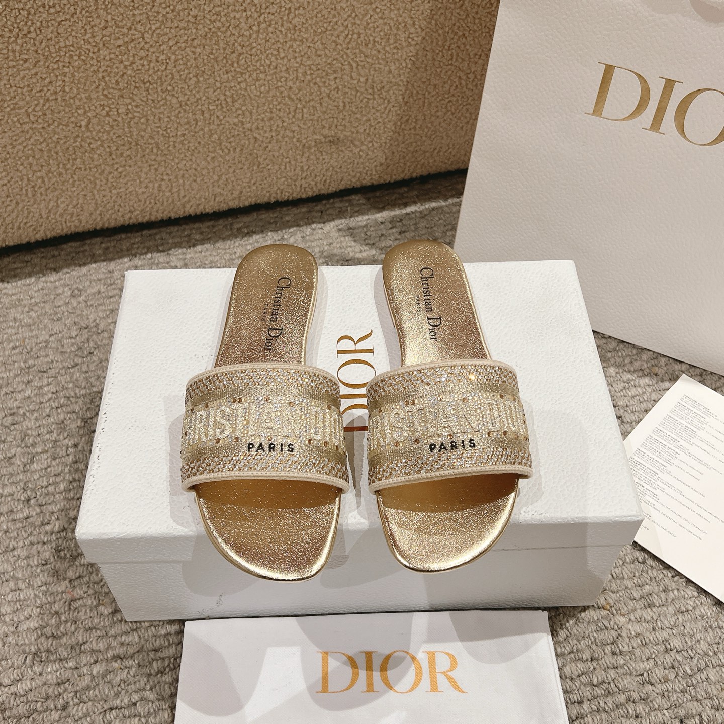 NO:253219,Purchase level!  The classic Dway slippers are a classic item. They are carefully crafted from elegant classic cotton fabrics, embroidered with metallic luster threads, and are embroidered with silver tones. The upper is embroidered with Christian Dior Paris logo, which is eye-catching and versatile. It can be matched with various outfits to create a delicate look. Outsole Italian A-grade leather outsole with high flat heel size 34-43 (34, 40, 41, 42, 43 custom-made, non-return and exchange), slippers, dior, slippers, Leather soles19860909代购级别！ 经典的 Dway 拖鞋是一款经典单品.采用优雅的经典色棉质面料精心制作,饰以金属光泽线刺绣,点缀以银色调仿水晶.鞋面饰以Christian Dior Paris标志刺绣,醒目百搭.可与各式装扮搭配,打造精致的造型. 大底意大利A级真皮大底 跟高平跟 码数34-43（34,40,41,42,43定制不退换）,拖鞋,dior,slippers,Leather soles,Women's Shoes