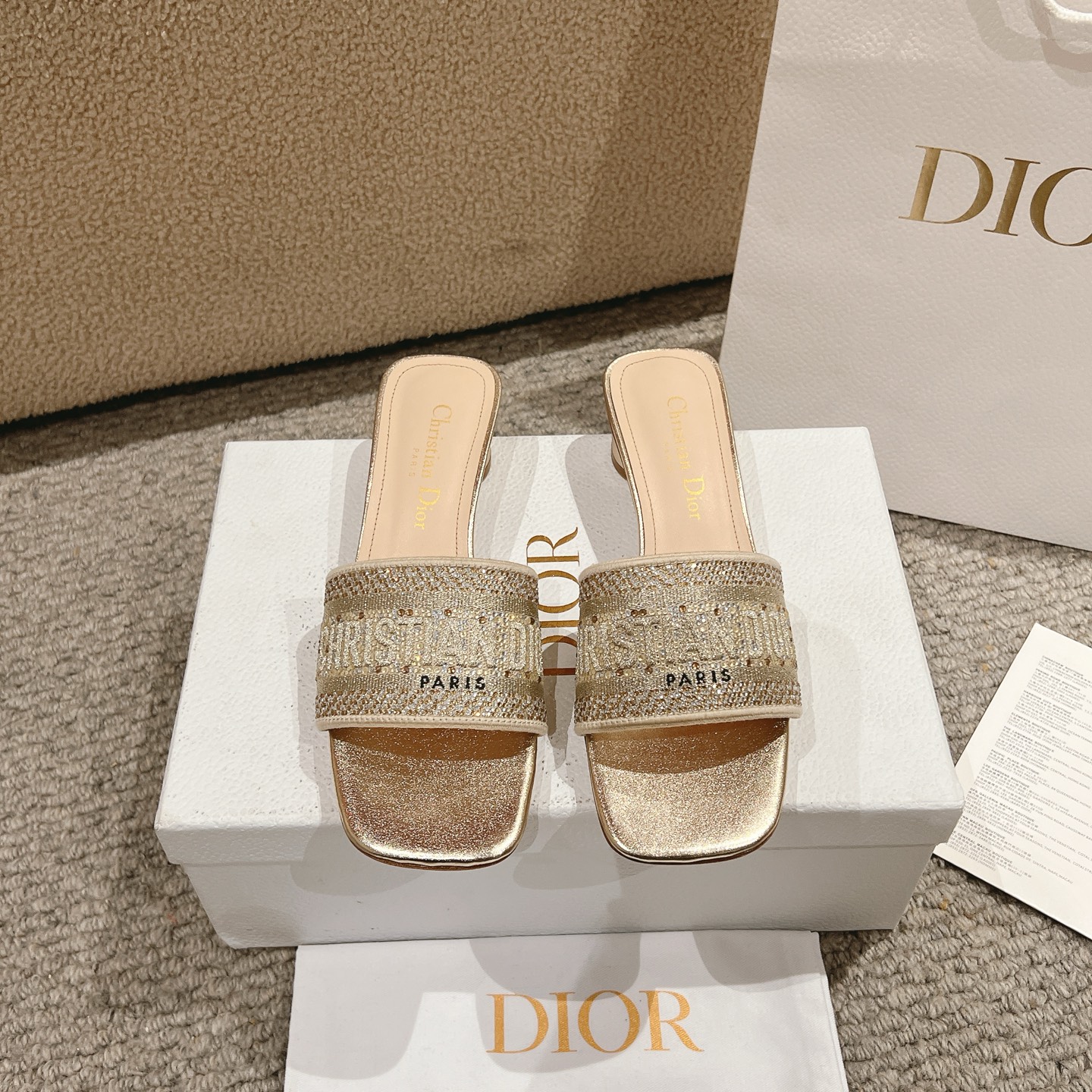 NO:253221,Purchase level!  The classic Dway slippers are a classic item. They are carefully crafted from elegant classic cotton fabrics, embroidered with metallic luster threads, and are embroidered with silver tones. The upper is embroidered with Christian Dior Paris logo, which is eye-catching and versatile. It can be matched with various outfits to create a delicate look. Outsole Italian A-grade leather outsole Heel height 3.5cm Size 34-43 (34, 40, 41, 42, 43 custom-made, non-return and exchange), slippers, dior, slippers, Leather soles19860909代购级别！ 经典的 Dway 拖鞋是一款经典单品.采用优雅的经典色棉质面料精心制作,饰以金属光泽线刺绣,点缀以银色调仿水晶.鞋面饰以Christian Dior Paris标志刺绣,醒目百搭.可与各式装扮搭配,打造精致的造型. 大底意大利A级真皮大底 跟高3.5cm 码数34-43（34,40,41,42,43定制不退换）,拖鞋,dior,slippers,Leather soles,Women's Shoes