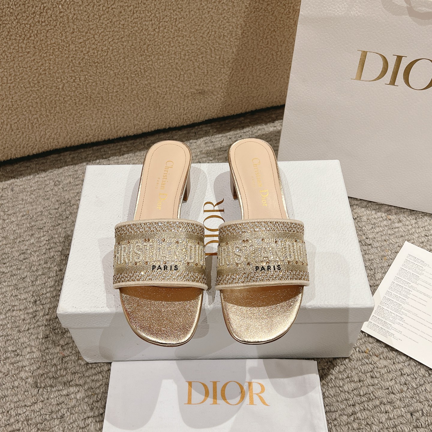 NO:253223,Purchase level!  The classic Dway slippers are a classic item. They are carefully crafted from elegant classic cotton fabrics, embroidered with metallic luster threads, and embellished with silver tones. The upper is embroidered with Christian Dior Paris logo, which is eye-catching and versatile. It can be matched with various outfits to create a delicate look. Outsole Italian A-grade leather outsole Heel height 4.5cm Size 34-43 (34, 40, 41, 42, 43 custom-made, non-return and exchange), slippers, dior, slippers, Leather soles19860909代购级别！ 经典的 Dway 拖鞋是一款经典单品.采用优雅的经典色棉质面料精心制作,饰以金属光泽线刺绣,点缀以银色调仿水晶.鞋面饰以Christian Dior Paris标志刺绣,醒目百搭.可与各式装扮搭配,打造精致的造型. 大底意大利A级真皮大底 跟高4.5cm 码数34-43（34,40,41,42,43定制不退换）,拖鞋,dior,slippers,Leather soles,Women's Shoes