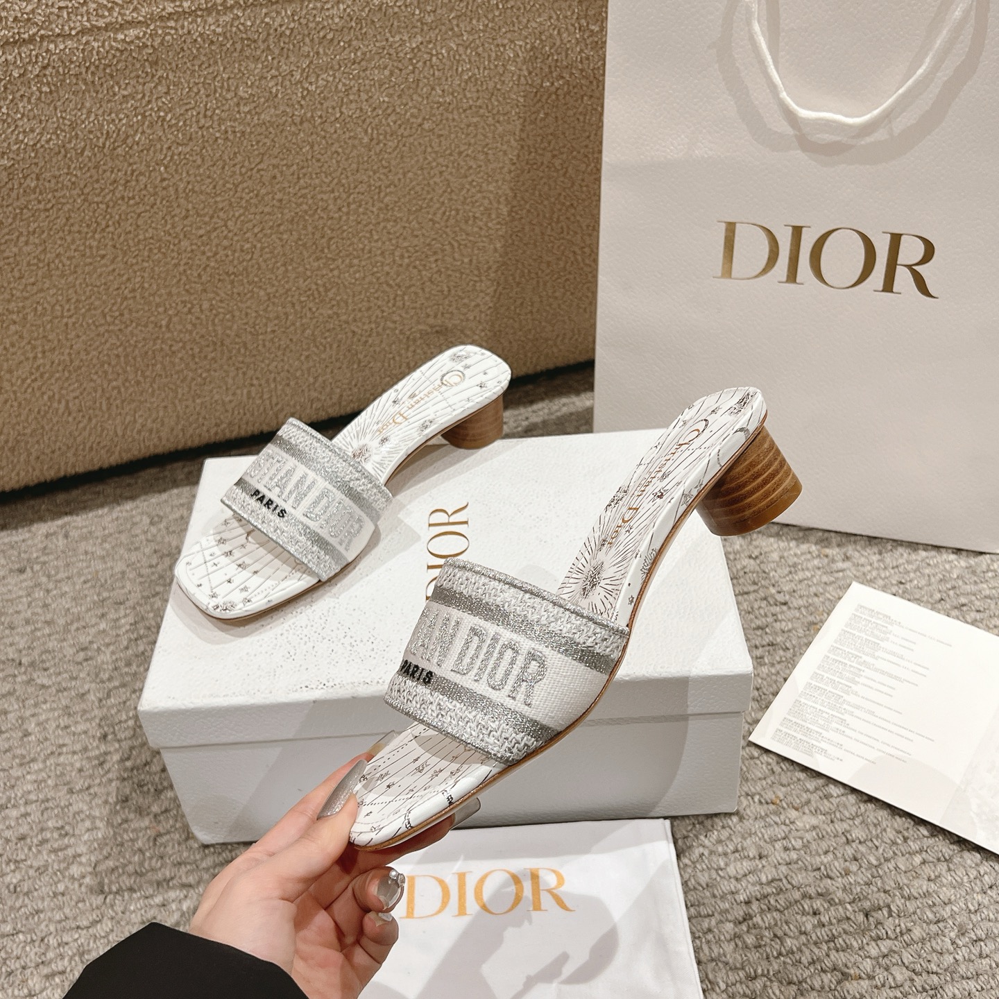 NO:253192,Purchase level!  『 New Color 』 The classic Dway sandals are decorated with metallic Dior star pattern, showing the Serpens sign and the moon to celebrate Mr. Dior’s passion for astrology. The golden metal thread embroidered with Christian Dior Paris signature adds an instant and recognizable touch. The streamlined shoes are easy to wear and provide effortless style. This shoe can be paired with other Dior Astral works. Main ingredients: cotton and metal wires, electric embroidered, goatskin lining. Leather insole Dior star pattern Outsole Italian A-grade leather outsole Heel height 3.5cm Size 34-43 (34, 40, 41, 42, 43 Customized, non-returned), slippers, dior, slippers, sheepskin, Leather soles19860909代购级别！ 『 新配色 』经典的 Dway 凉拖饰以金属色的迪奥星体图案,展示了Serpens星座和月亮的相位,以颂扬迪奥先生对占星术的热情.鞋面绣有Christian迪奥 Paris签名的金色金属线增添了一种即时可识别的触感.流线型鞋很容易穿上,提供毫不费力的风格.这款鞋子可以与其他迪奥 Astral作品搭配. 主要成分:棉和金属线电绣,山羊皮衬里. 皮革鞋垫迪奥星体图案 大底意大利A级真皮大底 跟高3.5cm 码数34-43（34,40,41,42,43定制不退换）,拖鞋,dior,slippers,sheepskin,Leather soles,Women's Shoes