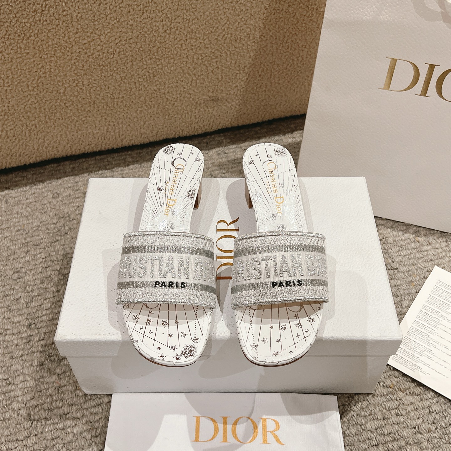 NO:253196,Purchase level!  『 New Color 』 The classic Dway sandals are decorated with metallic Dior star pattern, showing the Serpens sign and the moon to celebrate Mr. Dior’s passion for astrology. The golden metal thread embroidered with Christian Dior Paris signature adds an instant and recognizable touch. Streamlined shoes are easy to wear and provide effortless style. This shoe can be paired with other Dior Astral works. Main ingredients: cotton and metal wires, electric embroidered, goatskin lining. Leather insole Dior star pattern Outsole Italian A-grade leather outsole Heel height 4.5cm Size 34-43 (34, 40, 41, 42, 43 Customized, non-returned), slippers, dior, slippers, sheepskin, Leather soles19860909代购级别！ 『 新配色 』经典的 Dway 凉拖饰以金属色的迪奥星体图案,展示了Serpens星座和月亮的相位,以颂扬迪奥先生对占星术的热情.鞋面绣有Christian迪奥 Paris签名的金色金属线增添了一种即时可识别的触感.流线型鞋很容易穿上,提供毫不费力的风格.这款鞋子可以与其他迪奥 Astral作品搭配. 主要成分:棉和金属线电绣,山羊皮衬里. 皮革鞋垫迪奥星体图案 大底意大利A级真皮大底 跟高4.5cm 码数34-43（34,40,41,42,43定制不退换）,拖鞋,dior,slippers,sheepskin,Leather soles,Women's Shoes