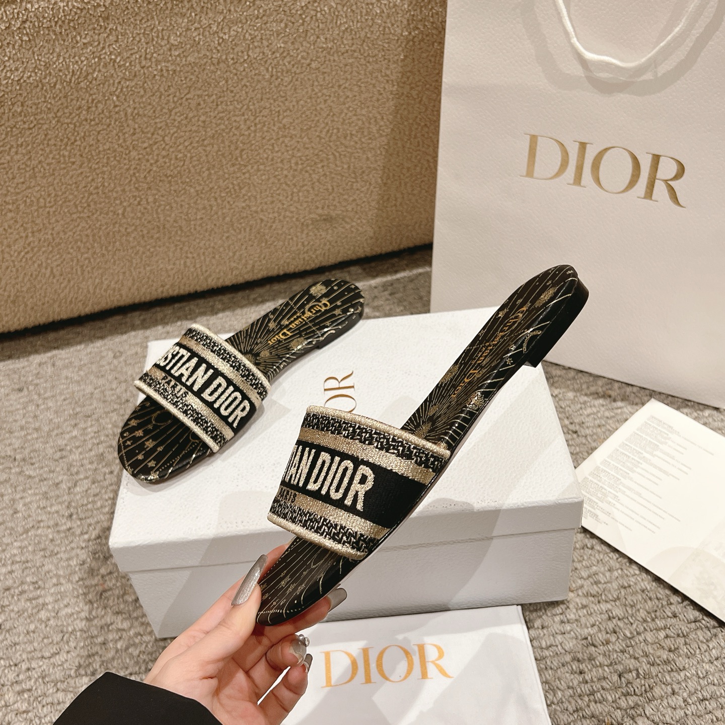 NO:253199,Purchase level!  『 New Color 』 The classic Dway sandals are decorated with metallic Dior star pattern, showing the Serpens sign and the moon to celebrate Mr. Dior’s passion for astrology. The golden metal thread embroidered with Christian Dior Paris signature adds an instant and recognizable touch. Streamlined shoes are easy to wear and provide effortless style. This shoe can be paired with other Dior Astral works. Main ingredients: cotton and metal wires, electric embroidered, goatskin lining. Leather insole Dior star pattern Outsole Italian A-grade leather outsole Heel Heel Heel Heeled Flat Heel Size 34-43 (34, 40, 41, 42, 43 Customized, non-return), slippers, dior, slippers, sheepskin, Leather soles19860909代购级别！ 『 新配色 』经典的 Dway 凉拖饰以金属色的迪奥星体图案,展示了Serpens星座和月亮的相位,以颂扬迪奥先生对占星术的热情.鞋面绣有Christian迪奥 Paris签名的金色金属线增添了一种即时可识别的触感.流线型鞋很容易穿上,提供毫不费力的风格.这款鞋子可以与其他迪奥 Astral作品搭配. 主要成分:棉和金属线电绣,山羊皮衬里. 皮革鞋垫迪奥星体图案 大底意大利A级真皮大底 跟高平跟 码数34-43（34,40,41,42,43定制不退换）,拖鞋,dior,slippers,sheepskin,Leather soles,Women's Shoes