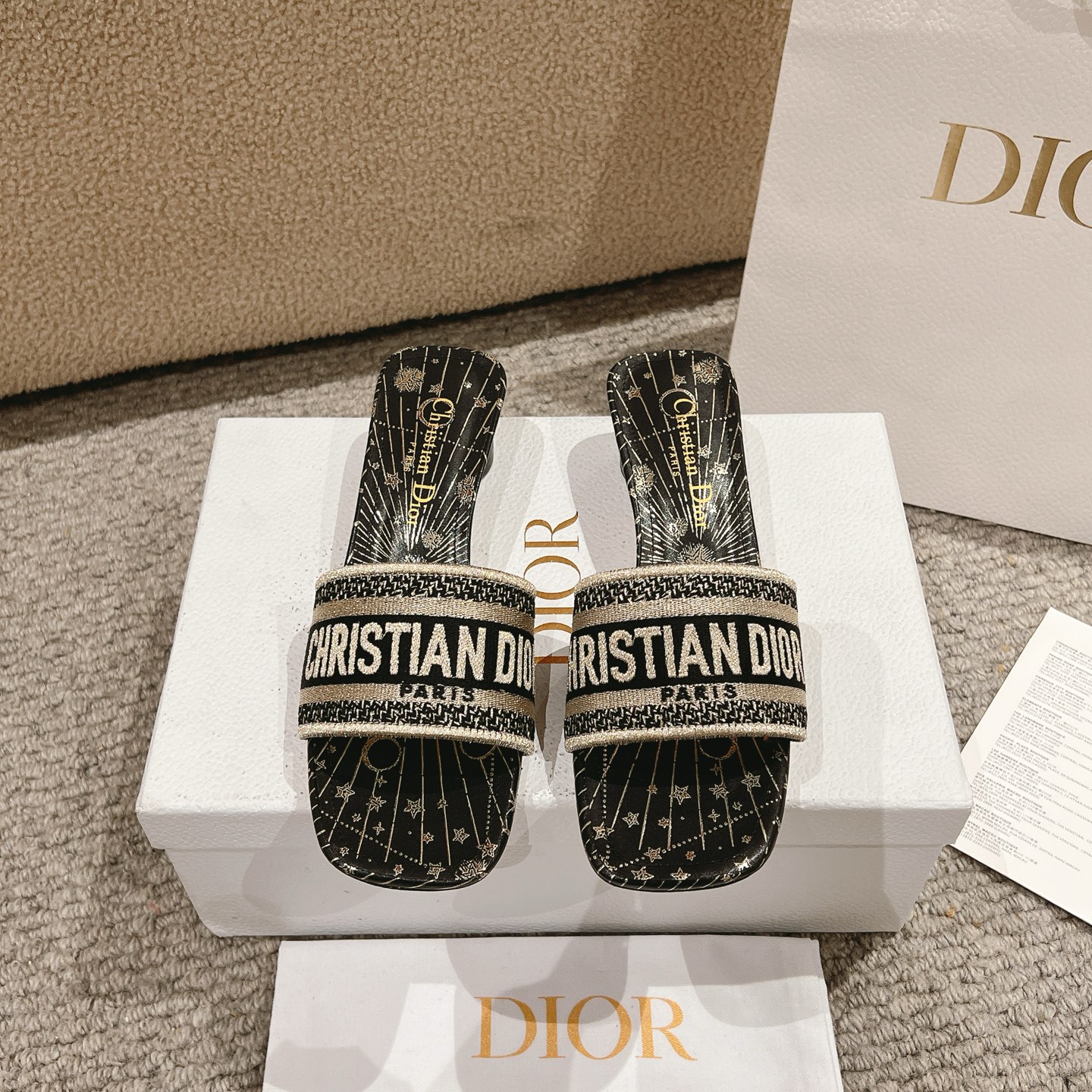 NO:253201,Purchase level!  『 New Color 』 The classic Dway sandals are decorated with metallic Dior star pattern, showing the Serpens sign and the moon to celebrate Mr. Dior’s passion for astrology. The golden metal thread embroidered with Christian Dior Paris signature adds an instant and recognizable touch. The streamlined shoes are easy to wear and provide effortless style. This shoe can be paired with other Dior Astral works. Main ingredients: cotton and metal wires, electric embroidered, goatskin lining. Leather insole Dior star pattern Outsole Italian A-grade leather outsole Heel height 3.5cm Size 34-43 (34, 40, 41, 42, 43 Customized, non-returned), slippers, dior, slippers, sheepskin, Leather soles19860909代购级别！ 『 新配色 』经典的 Dway 凉拖饰以金属色的迪奥星体图案,展示了Serpens星座和月亮的相位,以颂扬迪奥先生对占星术的热情.鞋面绣有Christian迪奥 Paris签名的金色金属线增添了一种即时可识别的触感.流线型鞋很容易穿上,提供毫不费力的风格.这款鞋子可以与其他迪奥 Astral作品搭配. 主要成分:棉和金属线电绣,山羊皮衬里. 皮革鞋垫迪奥星体图案 大底意大利A级真皮大底 跟高3.5cm 码数34-43（34,40,41,42,43定制不退换）,拖鞋,dior,slippers,sheepskin,Leather soles,Women's Shoes