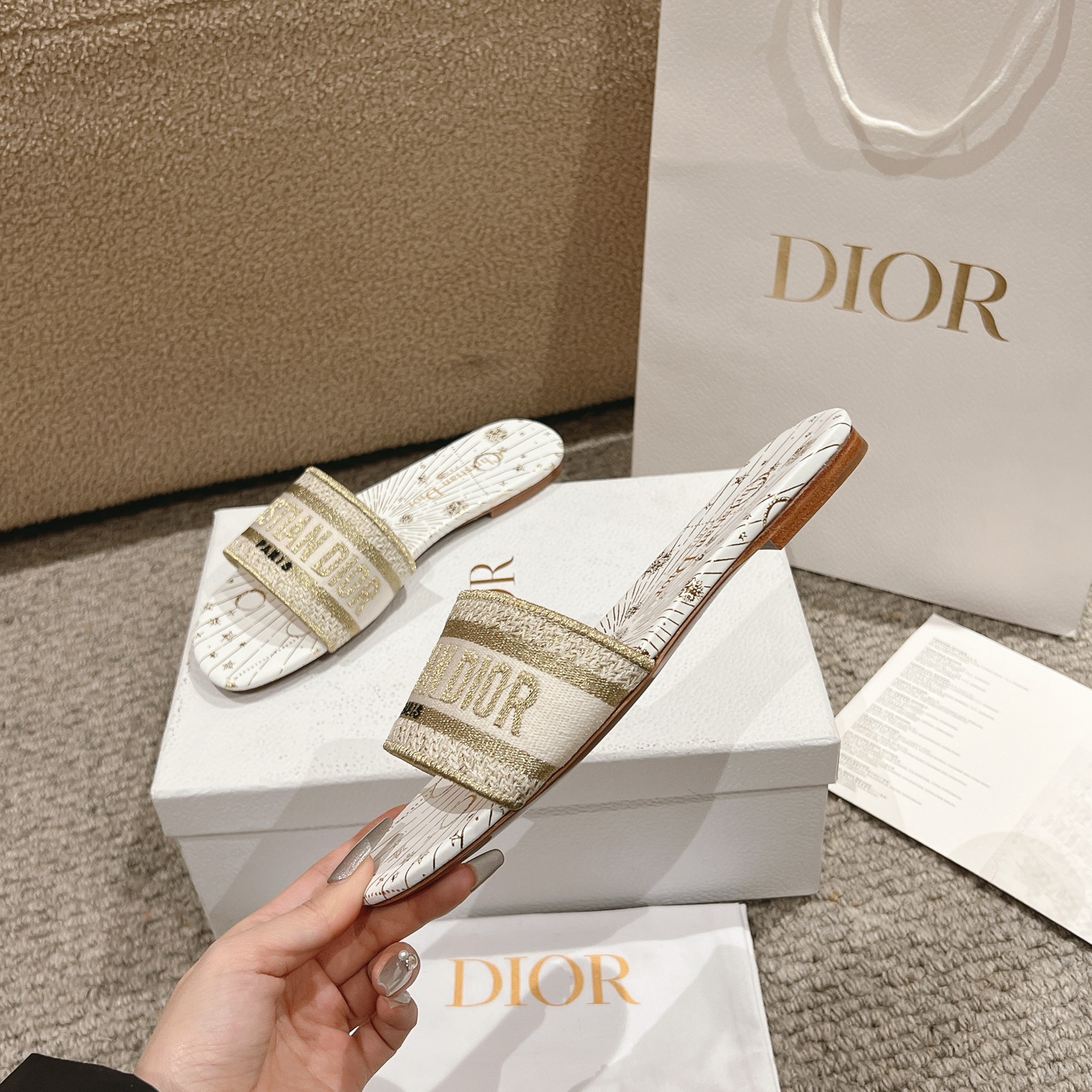 NO:253206,Purchase level!  『 New Color 』 The classic Dway sandals are decorated with metallic Dior star pattern, showing the Serpens sign and the moon to celebrate Mr. Dior’s passion for astrology. The golden metal thread embroidered with Christian Dior Paris signature adds an instant and recognizable touch. Streamlined shoes are easy to wear and provide effortless style. This shoe can be paired with other Dior Astral works. Main ingredients: cotton and metal wires, electric embroidered, goatskin lining. Leather insole Dior star pattern Outsole Italian A-grade leather outsole Heel Heel Heel Heeled Flat Heel Size 34-43 (34, 40, 41, 42, 43 Customized, non-return), slippers, dior, slippers, sheepskin, Leather soles19860909代购级别！ 『 新配色 』经典的 Dway 凉拖饰以金属色的迪奥星体图案,展示了Serpens星座和月亮的相位,以颂扬迪奥先生对占星术的热情.鞋面绣有Christian迪奥 Paris签名的金色金属线增添了一种即时可识别的触感.流线型鞋很容易穿上,提供毫不费力的风格.这款鞋子可以与其他迪奥 Astral作品搭配. 主要成分:棉和金属线电绣,山羊皮衬里. 皮革鞋垫迪奥星体图案 大底意大利A级真皮大底 跟高平跟 码数34-43（34,40,41,42,43定制不退换）,拖鞋,dior,slippers,sheepskin,Leather soles,Women's Shoes