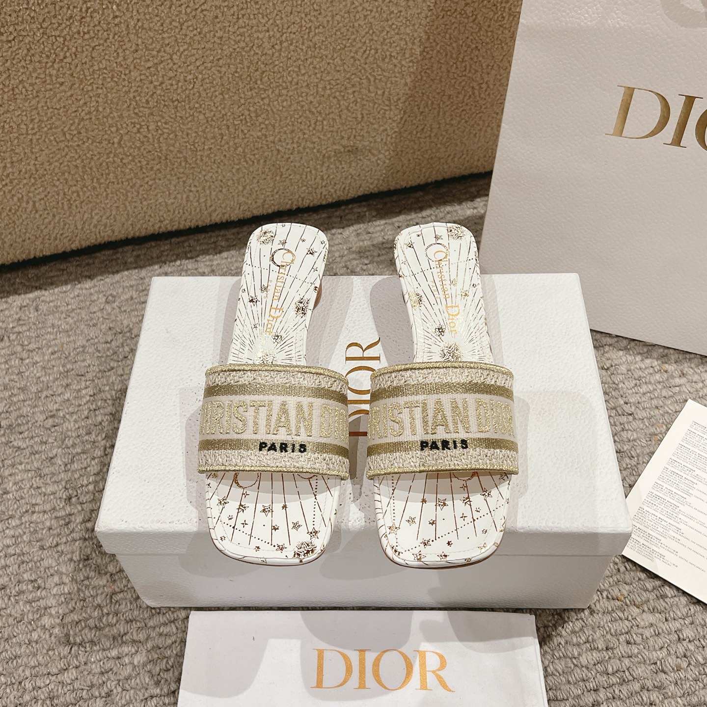 NO:253202,Purchase level!  『 New Color 』 The classic Dway sandals are decorated with metallic Dior star pattern, showing the Serpens sign and the moon to celebrate Mr. Dior’s passion for astrology. The golden metal thread embroidered with Christian Dior Paris signature adds an instant and recognizable touch. The streamlined shoes are easy to wear and provide effortless style. This shoe can be paired with other Dior Astral works. Main ingredients: cotton and metal wires, electric embroidered, goatskin lining. Leather insole Dior star pattern Outsole Italian A-grade leather outsole Heel height 3.5cm Size 34-43 (34, 40, 41, 42, 43 Customized, non-returned), slippers, dior, slippers, sheepskin, Leather soles19860909代购级别！ 『 新配色 』经典的 Dway 凉拖饰以金属色的迪奥星体图案,展示了Serpens星座和月亮的相位,以颂扬迪奥先生对占星术的热情.鞋面绣有Christian迪奥 Paris签名的金色金属线增添了一种即时可识别的触感.流线型鞋很容易穿上,提供毫不费力的风格.这款鞋子可以与其他迪奥 Astral作品搭配. 主要成分:棉和金属线电绣,山羊皮衬里. 皮革鞋垫迪奥星体图案 大底意大利A级真皮大底 跟高3.5cm 码数34-43（34,40,41,42,43定制不退换）,拖鞋,dior,slippers,sheepskin,Leather soles,Women's Shoes