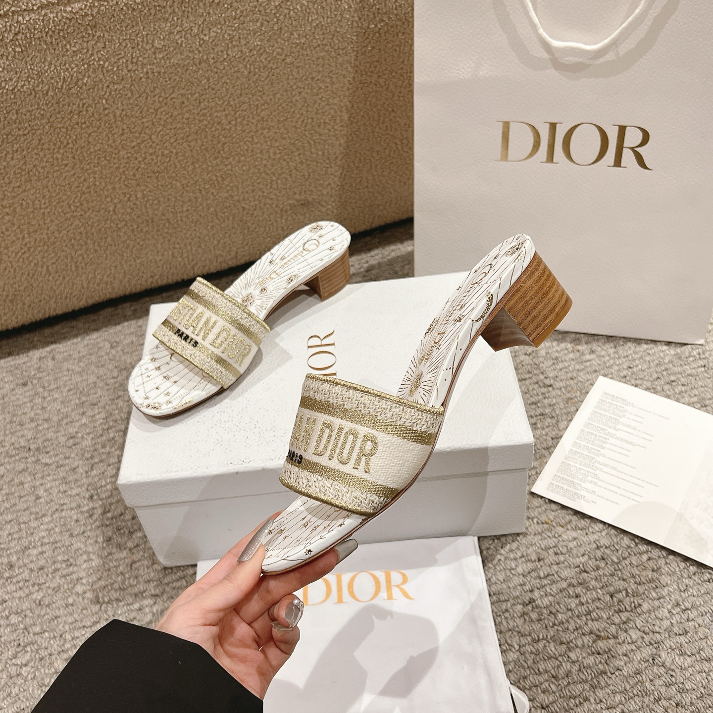 NO:253205,Purchase level!  『 New Color 』 The classic Dway sandals are decorated with metallic Dior star pattern, showing the Serpens sign and the moon to celebrate Mr. Dior’s passion for astrology. The golden metal thread embroidered with Christian Dior Paris signature adds an instant and recognizable touch. Streamlined shoes are easy to wear and provide effortless style. This shoe can be paired with other Dior Astral works. Main ingredients: cotton and metal wires, electric embroidered, goatskin lining. Leather insole Dior star pattern Outsole Italian A-grade leather outsole Heel height 4.5cm Size 34-43 (34, 40, 41, 42, 43 Customized, non-returned), slippers, dior, slippers, sheepskin, Leather soles19860909代购级别！ 『 新配色 』经典的 Dway 凉拖饰以金属色的迪奥星体图案,展示了Serpens星座和月亮的相位,以颂扬迪奥先生对占星术的热情.鞋面绣有Christian迪奥 Paris签名的金色金属线增添了一种即时可识别的触感.流线型鞋很容易穿上,提供毫不费力的风格.这款鞋子可以与其他迪奥 Astral作品搭配. 主要成分:棉和金属线电绣,山羊皮衬里. 皮革鞋垫迪奥星体图案 大底意大利A级真皮大底 跟高4.5cm 码数34-43（34,40,41,42,43定制不退换）,拖鞋,dior,slippers,sheepskin,Leather soles,Women's Shoes