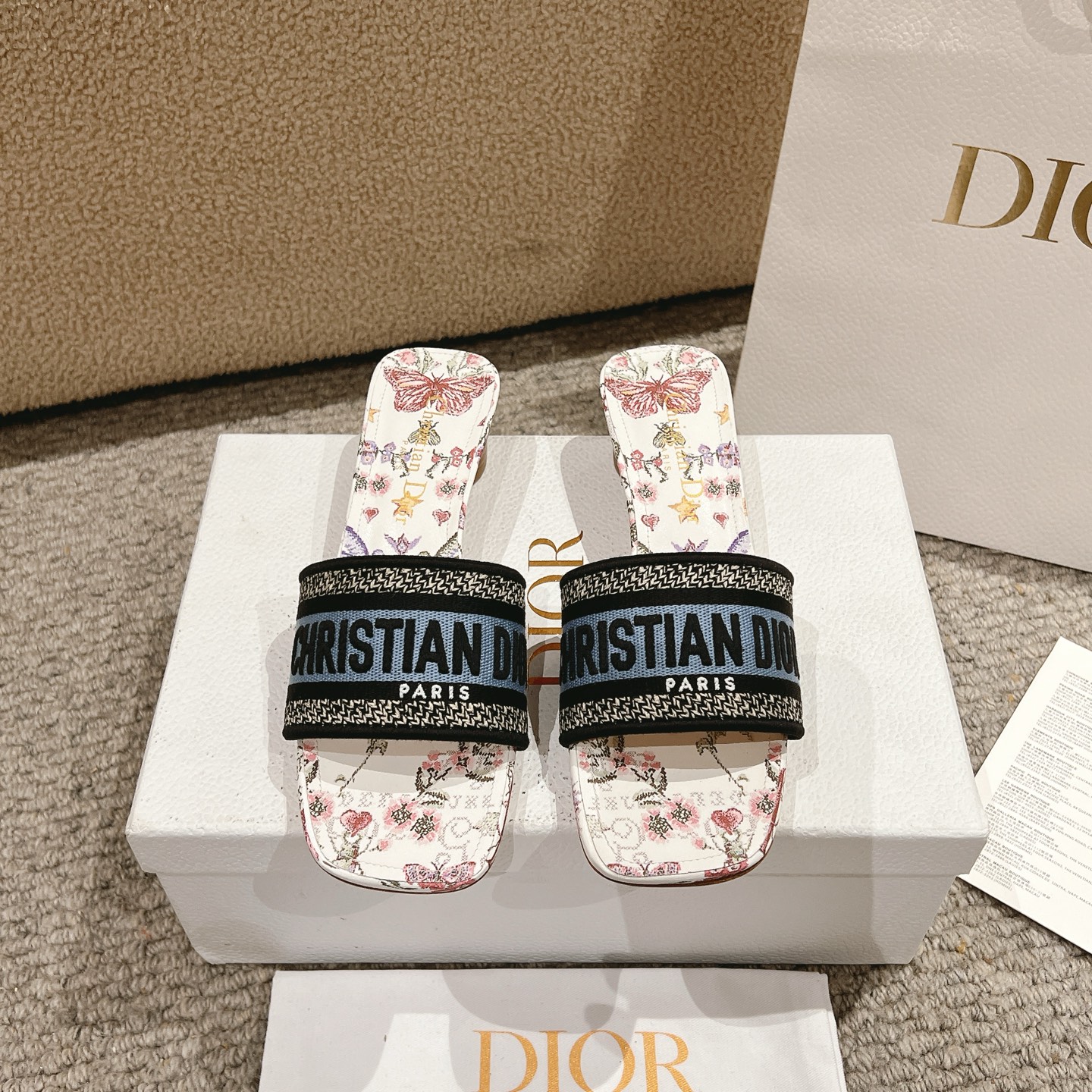 NO:253210,Purchase level!  『 New Color 』 The classic Dway sandals are decorated with white multi-color Amour 1947 theme, with idyllic hearts adorning the House symbols and Mr. Dior cherished codes, and the retro aesthetic of the cross-stitch effect is accented by Mr. Dior's style. The blue upper is embroidered with Christian Dior Paris signature, which immediately recognizes the touch, while the simple outline will slide in easily to complete the leisurely outfit. Main ingredients: Christian Dior Paris electric embroidery, goatskin lining. Leather insole Amour 1947 pattern Outsole Italian A-grade leather outsole Heel height 3.5cm Size 34-43 (34, 40, 41, 42, 43 Customized, non-return), slippers, dior, dior, slippers, sheepskin, Leather soles19860909代购级别！ 『 新配色 』经典的 Dway 凉拖饰以白色多色Amour 1947主题,其田园诗般的心形装饰着House符号和迪奥先生所珍视的代码,并以迪奥先生的风格为重音十字绣效果的复古美学.蓝色鞋面绣有Christian迪奥 Paris签名,立即识别触感,而简约的轮廓将轻松滑入,完成悠闲的服装. 主要成分:ChristianDiorParis电绣,山羊皮衬里. 皮革鞋垫Amour 1947图案 大底意大利A级真皮大底 跟高3.5cm 码数34-43（34,40,41,42,43定制不退换）,拖鞋,dior,dior,slippers,sheepskin,Leather soles,Women's Shoes