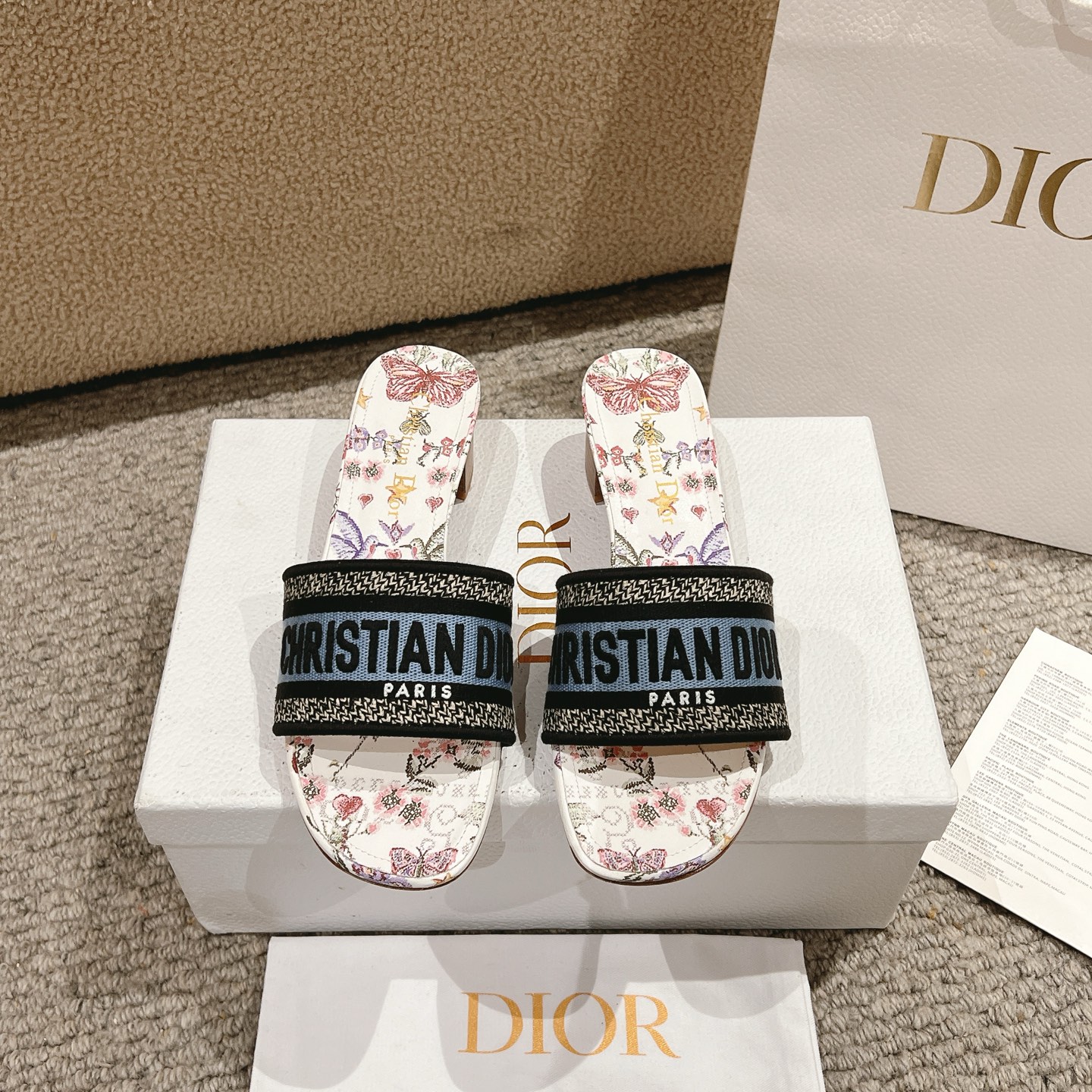 NO:253212,Purchase level!  『New Color 』 The classic Dway sandals feature a white multi-color Amour 1947 theme, with an idyllic heart-shaped adorning the House symbols and Mr. Dior cherished codes, and accented cross-stitching retro aesthetic with Mr. Dior's style. The blue upper is embroidered with a Christian Dior Paris signature, which immediately recognizes the touch, while the simple outline will slide in easily to complete the leisurely outfit. Main ingredients: Christian Dior Paris electric embroidery, goatskin lining. Leather insole Amour 1947 pattern Outsole Italian A-grade leather outsole Heel Heel Flat Heel, round Heel Heel Heel 3.5cm, square Heel 4.5cm  Size 34-43 (34, 40, 41, 42, 43 customized, non-return and exchange), slippers, dior, dior, slippers, sheepskin, Leather soles19860909代购级别！ 『 新配色 』经典的 Dway 凉拖饰以白色多色Amour 1947主题,其田园诗般的心形装饰着House符号和迪奥先生所珍视的代码,并以迪奥先生的风格为重音十字绣效果的复古美学.蓝色鞋面绣有Christian迪奥 Paris签名,立即识别触感,而简约的轮廓将轻松滑入,完成悠闲的服装. 主要成分:ChristianDiorParis电绣,山羊皮衬里. 皮革鞋垫Amour 1947图案 大底意大利A级真皮大底 跟高平跟、圆跟高3.5cm,方跟4.5cm 码数34-43（34,40,41,42,43定制不退换）,拖鞋,dior,dior,slippers,sheepskin,Leather soles,Women's Shoes