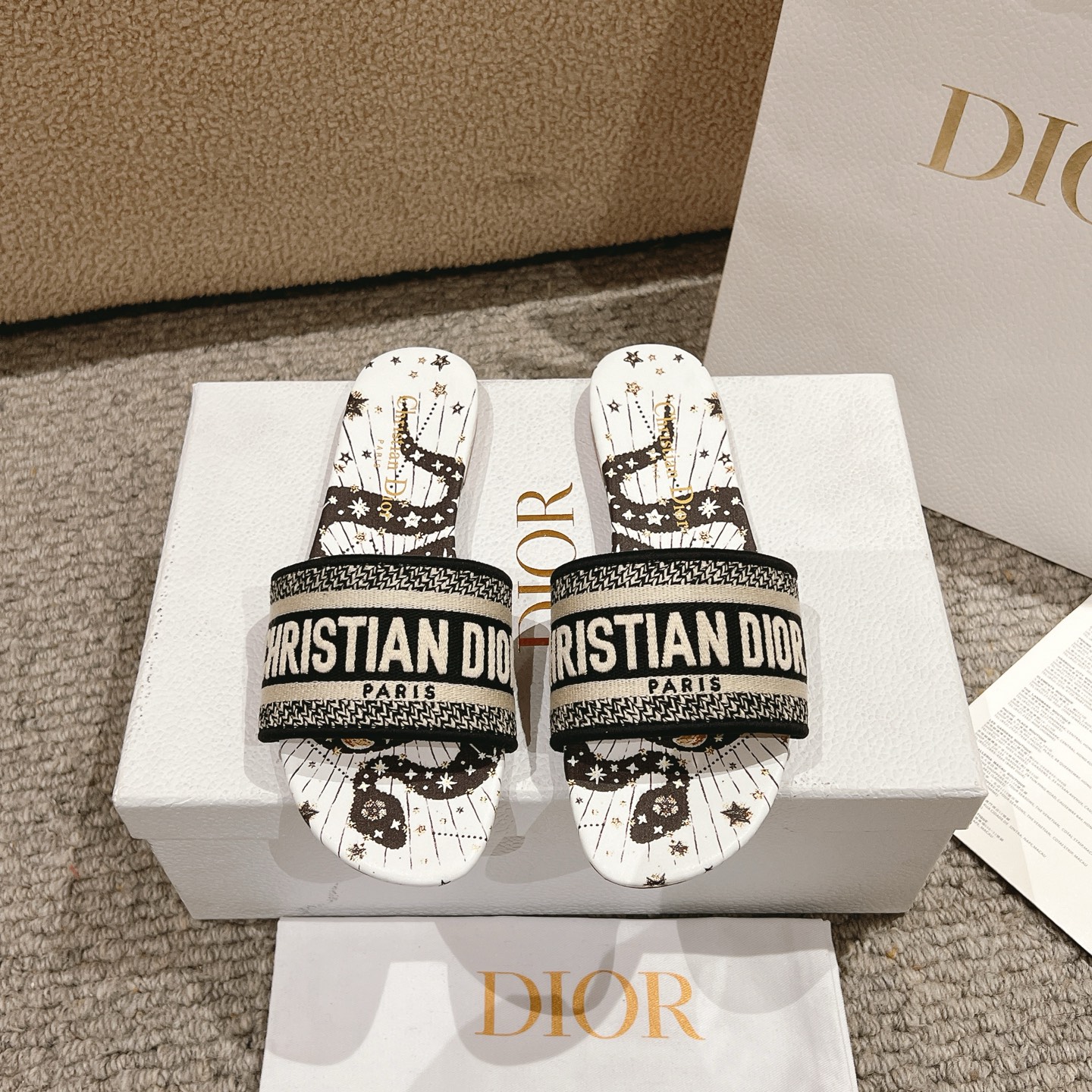 NO:253214,Purchase level!  『 New Color 』 The classic Dway sandals feature black, white and gold Dior star pattern, showing a snake, embroidered with the Serpens sign and the moon, to celebrate Mr. Dior's passion for astrology. The upper is embroidered with the Christian Dior Paris signature, adding an instant and recognizable touch. Main ingredients: Christian Dior Paris electric embroidery, goatskin lining. Leather insole snake, Serpens star pattern Outsole Italian A-grade leather outsole Heel high flat heel Size 34-43 (34, 40, 41, 42, 43 custom-made, non-return), slippers, dior, dior, slippers, sheepskin, Leather soles19860909代购级别！ 『 新配色 』经典的 Dway 凉拖饰以黑色、白色和金色的迪奥星体图案为特色,展示了一条蛇,点缀着Serpens星座和月亮的相位,以颂扬迪奥先生对占星术的热情.鞋面绣有Christian迪奥 Paris签名,增添了一种即时可识别的触感. 主要成分:ChristianDiorParis电绣,山羊皮衬里. 皮革鞋垫蛇、Serpens星体图案 大底意大利A级真皮大底 跟高平跟 码数34-43（34,40,41,42,43定制不退换）,拖鞋,dior,dior,slippers,sheepskin,Leather soles,Women's Shoes