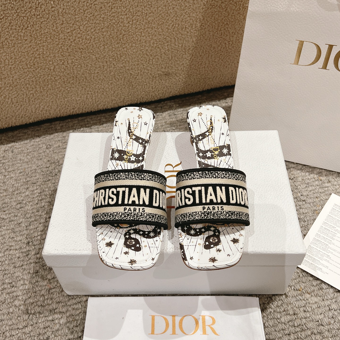 NO:253215,Purchase level!  『 New Color 』 The classic Dway sandals feature black, white and gold Dior star pattern, showing a snake, embroidered with the Serpens sign and the moon, to celebrate Mr. Dior's passion for astrology. The upper is embroidered with the Christian Dior Paris signature, adding an instant and recognizable touch. Main ingredients: Christian Dior Paris electric embroidery, goatskin lining. Leather insole snake, Serpens star pattern Outsole Italian A-grade leather outsole Heel height 3.5cm Size 34-43 (34, 40, 41, 42, 43 custom-made, non-return), slippers, dior, dior, slippers, sheepskin, Leather soles19860909代购级别！ 『 新配色 』经典的 Dway 凉拖饰以黑色、白色和金色的迪奥星体图案为特色,展示了一条蛇,点缀着Serpens星座和月亮的相位,以颂扬迪奥先生对占星术的热情.鞋面绣有Christian迪奥 Paris签名,增添了一种即时可识别的触感. 主要成分:ChristianDiorParis电绣,山羊皮衬里. 皮革鞋垫蛇、Serpens星体图案 大底意大利A级真皮大底 跟高3.5cm 码数34-43（34,40,41,42,43定制不退换）,拖鞋,dior,dior,slippers,sheepskin,Leather soles,Women's Shoes