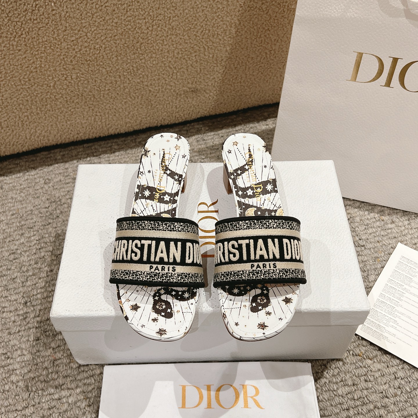NO:253218,Purchase level!  『 New Color 』 The classic Dway sandals feature black, white and gold Dior star pattern, showing a snake, embroidered with the Serpens sign and the moon, to celebrate Mr. Dior's passion for astrology. The upper is embroidered with the Christian Dior Paris signature, adding an instant and recognizable touch. Main ingredients: Christian Dior Paris electric embroidery, goatskin lining. Leather insole snake, Serpens star pattern Outsole Italian A-grade leather outsole Heel height 4.5cm Size 34-43 (34, 40, 41, 42, 43 custom-made, non-return), slippers, dior, dior, slippers, sheepskin, Leather soles19860909代购级别！ 『 新配色 』经典的 Dway 凉拖饰以黑色、白色和金色的迪奥星体图案为特色,展示了一条蛇,点缀着Serpens星座和月亮的相位,以颂扬迪奥先生对占星术的热情.鞋面绣有Christian迪奥 Paris签名,增添了一种即时可识别的触感. 主要成分:ChristianDiorParis电绣,山羊皮衬里. 皮革鞋垫蛇、Serpens星体图案 大底意大利A级真皮大底 跟高4.5cm 码数34-43（34,40,41,42,43定制不退换）,拖鞋,dior,dior,slippers,sheepskin,Leather soles,Women's Shoes