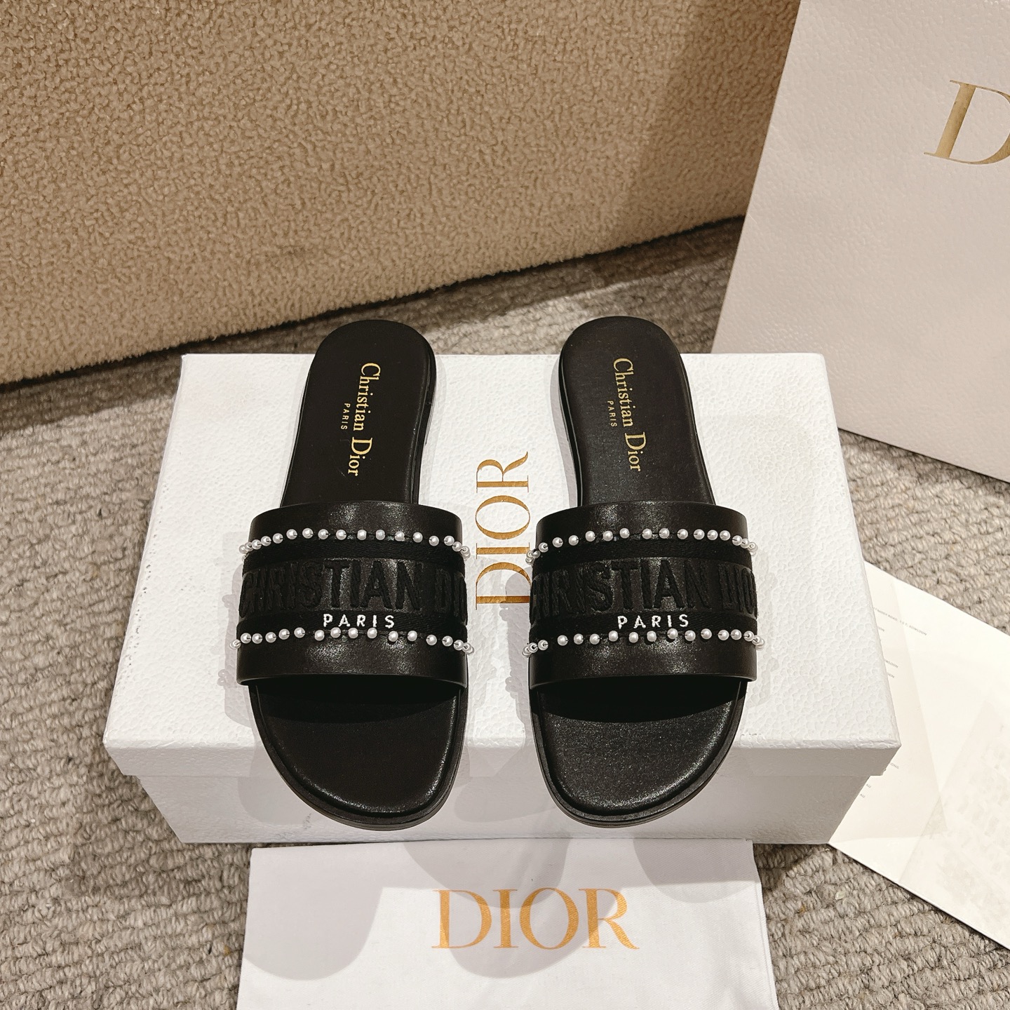 NO:253245,Purchase level!  『New Color 』 Classic Dior logo electric embroidered flat-slippers are the best and beautiful masterpieces with pearls. The most popular spring and summer series of the dior counter, both temperament, fashion, classic and durable design style, and the effect of the foot is particularly beautiful!  Original reproduction!  Upper: Original custom computer embroidery logo!  Inner/foot pad: Original custom imported water-washed cowhide piri!  Italian A-grade leather outsole!  Heels, flat heels, size 34-43 (34, 40, 41, 42, 43 customized, non-return and exchange), slippers, dior, dior, slippers, cowhide, Leather soles19860909代购级别！ 『 新配色 』经典迪奥logo电绣平底拖鞋以搭配珍珠为上乘美艳力作 dior专柜最火春夏系列 兼备气质 时尚 经典耐看的设计风格 上脚效果特别美！原版复刻制作！ 鞋面:原版定制电脑刺绣Logo！ 内里/垫脚:原版定制进口水洗牛皮皮里 ！ 意大利A级真皮大底！ 跟高平跟 码数34-43（34,40,41,42,43定制不退换）,拖鞋,dior,dior,slippers,cowhide,Leather soles,Women's Shoes