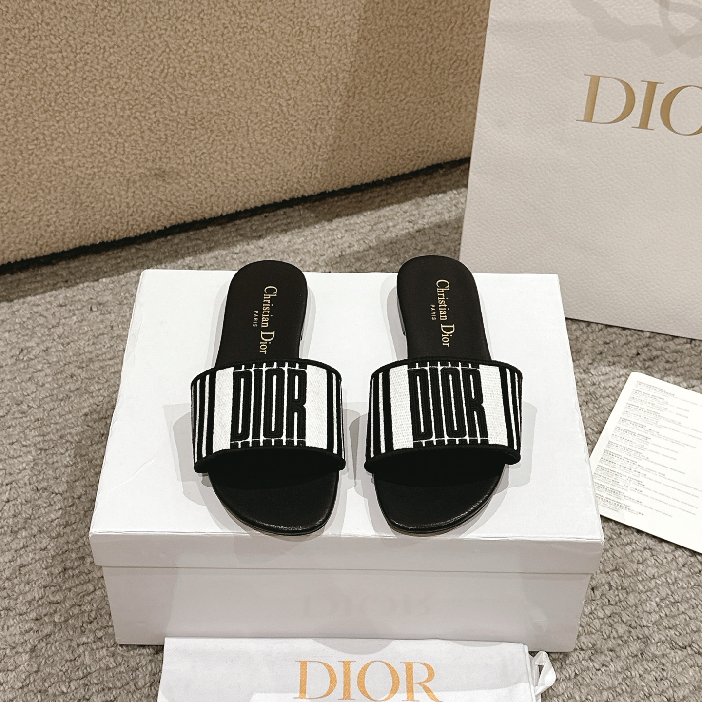 NO:234124,Purchase level!  Dior Dway cotton sandals are a classic item. The black and white cotton embroidered upper is decorated with Christian Dior Papillon patterns, interpreting the special theme of this season in a graphic style. The design is simple and can be easily put on and off, creating a delicate and casual look. Upper: Original custom computer embroidery logo!  Cowhide Italian A-grade leather outsole!  Heels, flat heels, size 34-43 (34, 40, 41, 42, 43 customized, non-return and exchange), slippers, dior, dior, slippers, cowhide, Leather soles19860909代购级别！ 迪奥Dway 棉质凉拖是一款经典单品.黑色和白色棉质刺绣鞋面饰以 Christian Dior Papillon 图案,以图形风格演绎本季的特色主 题.设计简约,可轻松穿脱,打造精致的休闲造型. 鞋面:原版定制电脑刺绣Logo！ 内里牛皮 意大利A级真皮大底！ 跟高平跟 码数34-43（34,40,41,42,43定制不退换）,拖鞋,dior,dior,slippers,cowhide,Leather soles,Women's Shoes