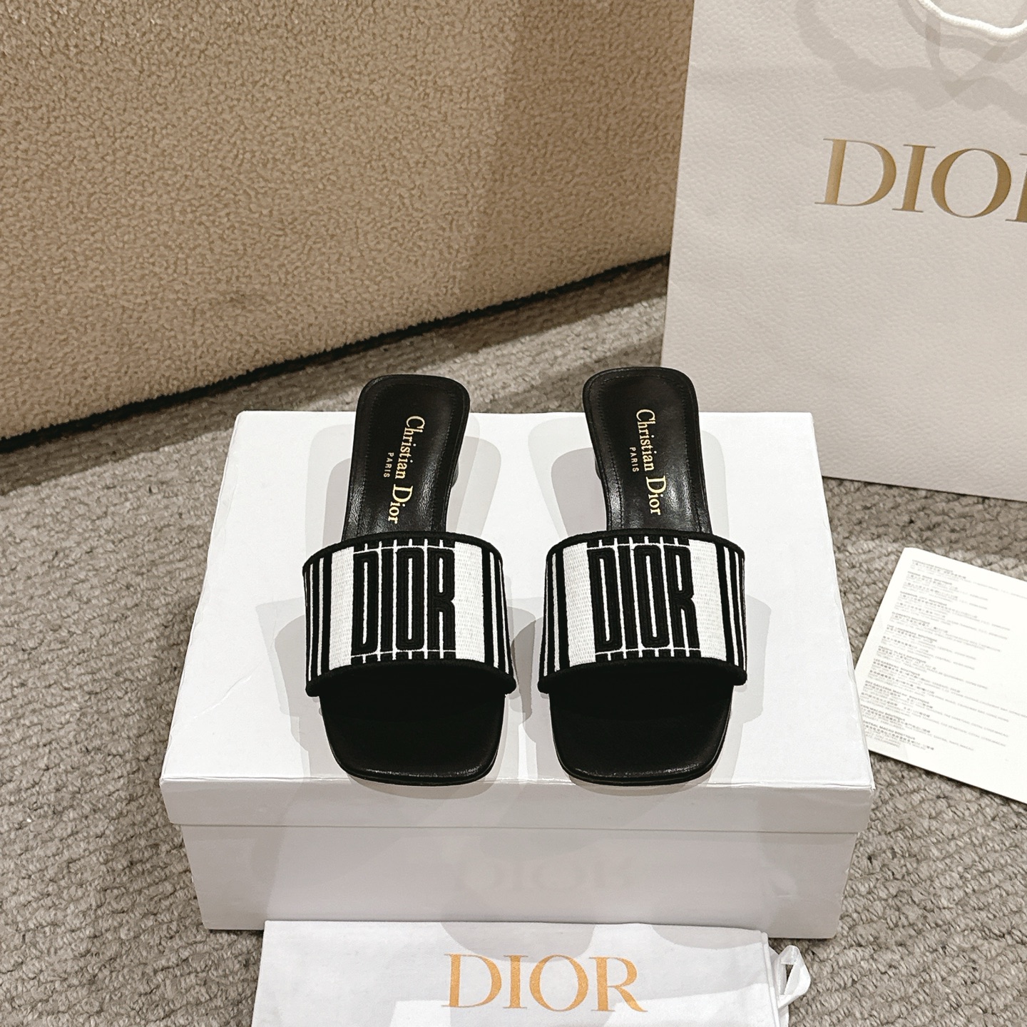NO:234127,Purchase level!  Dior Dway cotton sandals are a classic item. The black and white cotton embroidered upper is decorated with Christian Dior Papillon patterns, interpreting the special theme of this season in a graphic style. The design is simple and can be easily put on and off, creating a delicate and casual look. Upper: Original custom computer embroidery logo!  Cowhide Italian A-grade leather outsole!  Heel height 3.5cm, size 34-43 (34, 40, 41, 42, 43 customized, non-return and exchange), slippers, dior, dior, slippers, cowhide, Leather soles19860909代购级别！ 迪奥Dway 棉质凉拖是一款经典单品.黑色和白色棉质刺绣鞋面饰以 Christian Dior Papillon 图案,以图形风格演绎本季的特色主 题.设计简约,可轻松穿脱,打造精致的休闲造型. 鞋面:原版定制电脑刺绣Logo！ 内里牛皮 意大利A级真皮大底！ 跟高3.5cm 码数34-43（34,40,41,42,43定制不退换）,拖鞋,dior,dior,slippers,cowhide,Leather soles,Women's Shoes