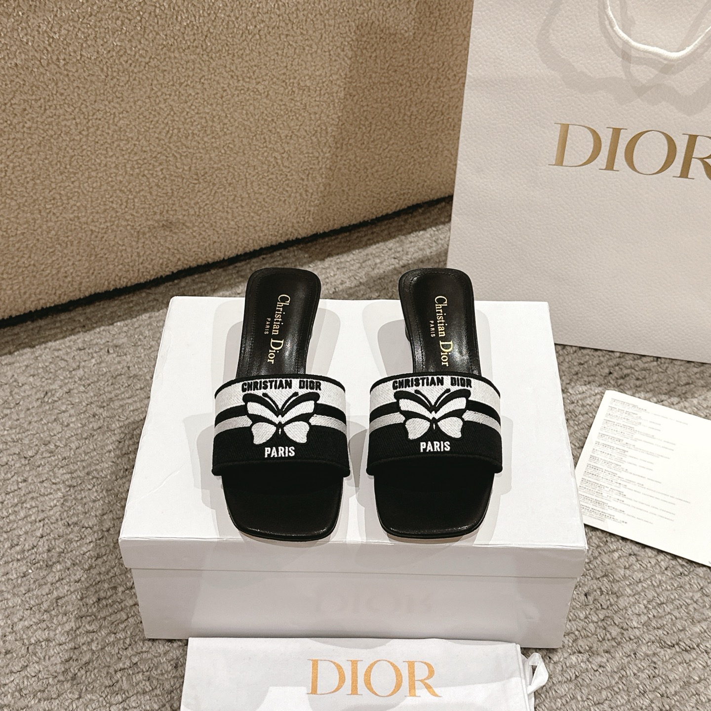 NO:234136,Purchase level!  Dior Dway cotton sandals are a classic item. The black and white cotton embroidered upper is decorated with Christian Dior Papillon patterns, interpreting the special theme of this season in a graphic style. The design is simple and can be easily put on and off, creating a delicate and casual look. Upper: Original custom computer embroidery logo!  Cowhide Italian A-grade leather outsole!  Heel height 3.5cm, size 34-43 (34, 40, 41, 42, 43 customized, non-return and exchange), slippers, dior, dior, slippers, cowhide, Leather soles19860909代购级别！ 迪奥Dway 棉质凉拖是一款经典单品.黑色和白色棉质刺绣鞋面饰以 Christian Dior Papillon 图案,以图形风格演绎本季的特色主 题.设计简约,可轻松穿脱,打造精致的休闲造型. 鞋面:原版定制电脑刺绣Logo！ 内里牛皮 意大利A级真皮大底！ 跟高3.5cm 码数34-43（34,40,41,42,43定制不退换）,拖鞋,dior,dior,slippers,cowhide,Leather soles,Women's Shoes