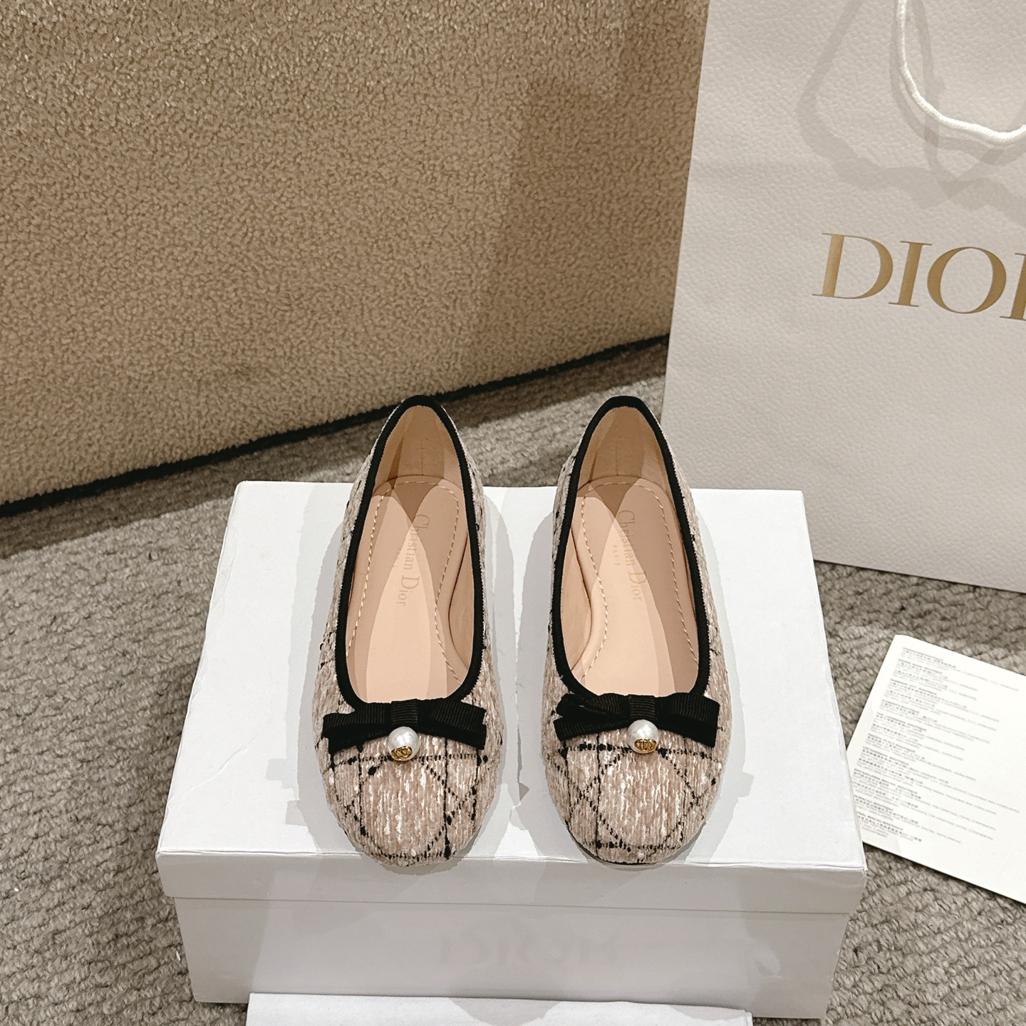 NO:234120,Purchase level!  Dior 2025 Spring and Summer Haute Couture Series New Ballet's signature electric embroidered rattan plaid low-heeled ballerina shoes, carefully crafted from beige and black tweed, displaying rattan plaid patterns. The upper is decorated with exquisite grosgrain bows, embellished with white CD resin beads inspired by classic Dior Tribales earrings, which are unique. Soft and comfortable, paired with a padded leather insole, which can add the finishing touch to various shapes this season. Main body: cotton, technology fabric lining: sheep leather The front is decorated with grosgrain bows and decorative CD resin beads with padded cowhide leather insole Outsole Italian leather outsole Heel height 3.5CM,  34-41 (34.40.41 customization, no return or replacement), single shoes, balenciaga, dior, dior, earrings, cowhide, sheepskin, Leather soles19860909代购级别！ 迪奥 Dior 2025春夏高定系列新款 Ballet 标志性电绣藤格纹低跟芭蕾舞女鞋 ,采用米色和黑色粗花呢等材质精心制作,展示藤格纹图案,鞋面饰以精美的罗缎蝴蝶结,点缀以灵感源自经典Dior Tribales 耳环的白色 CD 树脂珠饰,别具一格.柔软舒适,搭配加垫皮革内底,可为本季的各式造型增添点睛之笔. 主体:棉,科技面料里料:羊皮革 正面饰以罗缎蝴蝶结装饰性 CD 树脂珠饰加垫牛皮革内底 大底意大利真皮大底 跟高3.5CM, 码数34-41（34.40.41定制不退不换）,单鞋,balenciaga,dior,dior,earrings,cowhide,sheepskin,Leather soles,Women's Shoes