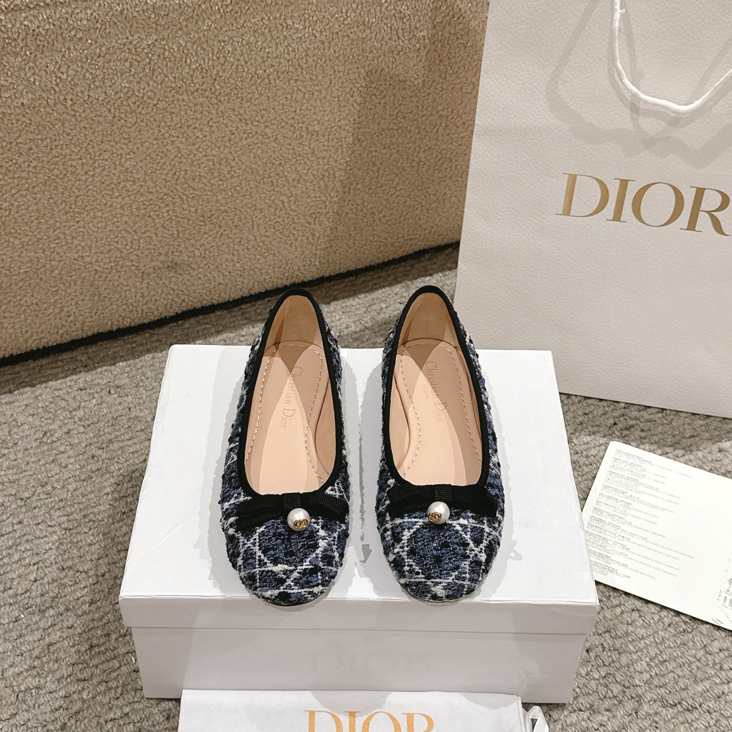 NO:234121,Purchase level!  Dior 2025 Spring and Summer Haute Couture Series New Ballet's signature electric embroidered rattan plaid low-heeled ballerina shoes, carefully crafted from blue and black tweed materials, displaying rattan plaid patterns. The upper is decorated with exquisite grosgrain bows, embellished with white CD resin beads inspired by classic Dior Tribales earrings, which are unique. Soft and comfortable, paired with a padded leather insole, which can add the finishing touch to various shapes this season. Main body: cotton, technology fabric lining: sheep leather The front is decorated with grosgrain bows and decorative CD resin beads with padded cowhide leather insole Outsole Italian leather outsole Heel height 3.5CM,  34-41 (34.40.41 customization, no return or replacement), single shoes, balenciaga, dior, dior, earrings, cowhide, sheepskin, Leather soles19860909代购级别！ 迪奥 Dior 2025春夏高定系列新款 Ballet 标志性电绣藤格纹低跟芭蕾舞女鞋 ,采用蓝色和黑色粗花呢等材质精心制作,展示藤格纹图案,鞋面饰以精美的罗缎蝴蝶结,点缀以灵感源自经典Dior Tribales 耳环的白色 CD 树脂珠饰,别具一格.柔软舒适,搭配加垫皮革内底,可为本季的各式造型增添点睛之笔. 主体:棉,科技面料里料:羊皮革 正面饰以罗缎蝴蝶结装饰性 CD 树脂珠饰加垫牛皮革内底 大底意大利真皮大底 跟高3.5CM, 码数34-41（34.40.41定制不退不换）,单鞋,balenciaga,dior,dior,earrings,cowhide,sheepskin,Leather soles,Women's Shoes