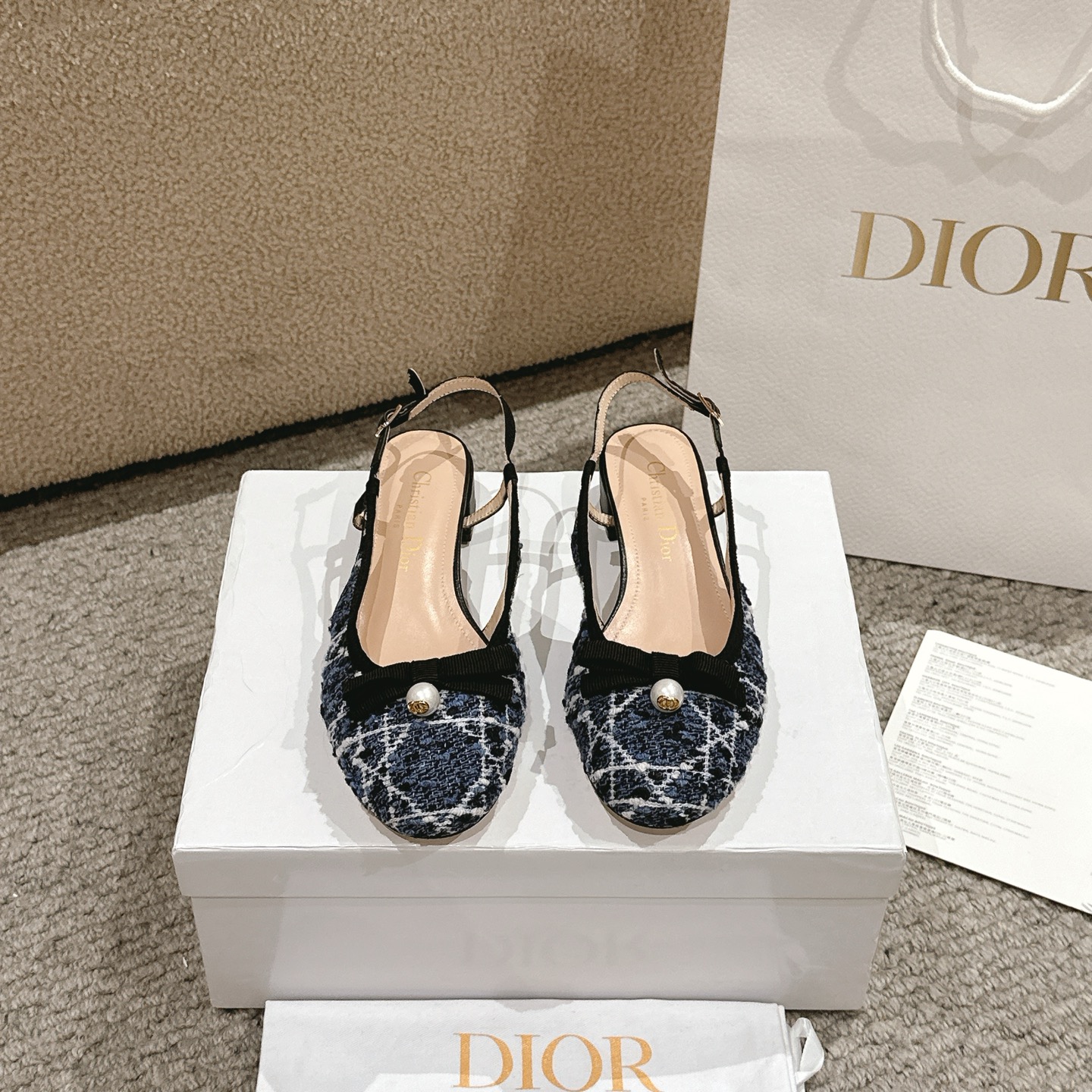 NO:234122,Purchase level!  Dior Dior 2025 Spring and Summer Haute Couture Series New Ballet Signature Electric Embroidered Vine plaid Low Heel Ballerian Shoes, Adjustable buckles with Grosgrain bows on the front, Decorative CD Resin Pearl Alphabet Logo Pearl Buckle Thick Heel Bow Sandals Main body: Cotton, Technology fabric lining: Sheepskin Front decorated with Grosgrain bows on the front CD Resin beaded with Grosgrain bows on the front CD Resin beaded with cushioned cowhide leather inner lining water dyed sheepskin outsole Outsole Italian leather outsole Heel height 3CM, size 34-41 (34.40.41 Customized without return or replacement), single shoes, dior, dior, sandals, cowhide, sheepskin, Leather soles19860909代购级别！ 迪奥 Dior 2025春夏高定系列新款 Ballet 标志性电绣藤格纹低跟芭蕾舞女鞋 ,可调节扣带正面饰有罗缎蝴蝶结·装饰性CD树脂珍珠字母logo珍珠扣粗跟蝴蝶结凉鞋 主体:棉,科技面料里料:羊皮革 正面饰以罗缎蝴蝶结装饰性 CD 树脂珠饰加垫牛皮革内底 内里水染羊皮内里 大底意大利真皮大底 跟高3CM, 码数34-41（34.40.41定制不退不换）,单鞋,dior,dior,sandals,cowhide,sheepskin,Leather soles,Women's Shoes