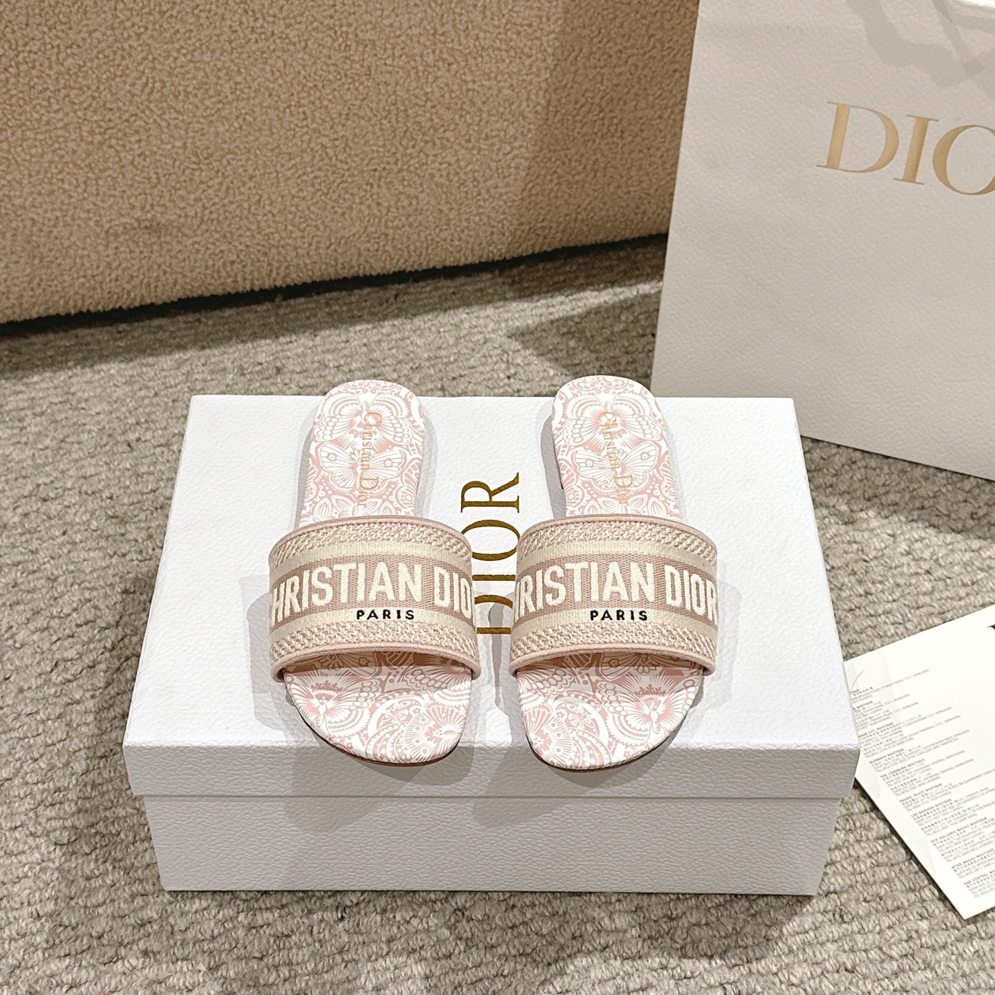 NO:234119,Purchase level!  The Dior Dway Cotton Sandals is a classic piece, iconic and timeless style with white multi-color Toile de Jouy Papillon pattern, with a fantastic and exquisite butterfly and floral design by Pietro Ruf. The cotton upper is embroidered with a clear touch from the signature of Christine Dior Paris. Its streamlined tailoring makes it easy to wear and finish the easy look, and pairs well with other pieces from the Toile de Jouy Papillon collection. Upper: Original custom computer embroidery logo!  Cowhide Italian A-grade leather outsole!  Heels, flat heels, size 34-43 (34, 40, 41, 42, 43 customized, non-return and exchange), slippers, dior, slippers, cowhide, Leather soles19860909代购级别！ 迪奥Dway 棉质凉拖是一款经典单品,标志性和永恒的风格,具有白色多色Toile de Jouy Papillon图案,彼得罗·鲁弗梦幻般精致的蝴蝶和花卉设计.棉花鞋面绣有克里斯汀迪奥巴黎签名的一个明确无误的触摸.其流线型剪裁让它很容易穿上,完成轻松的造型,与Toile de Jouy Papillon系列中的其他作品搭配得很好. 鞋面:原版定制电脑刺绣Logo！ 内里牛皮 意大利A级真皮大底！ 跟高平跟 码数34-43（34,40,41,42,43定制不退换）,拖鞋,dior,slippers,cowhide,Leather soles,Women's Shoes